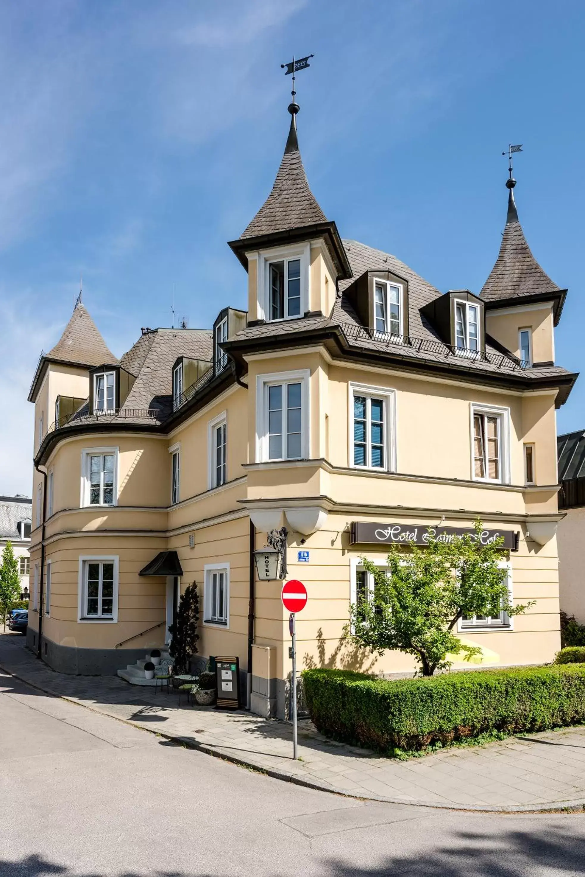 Facade/entrance, Property Building in Laimer Hof am Schloss Nymphenburg