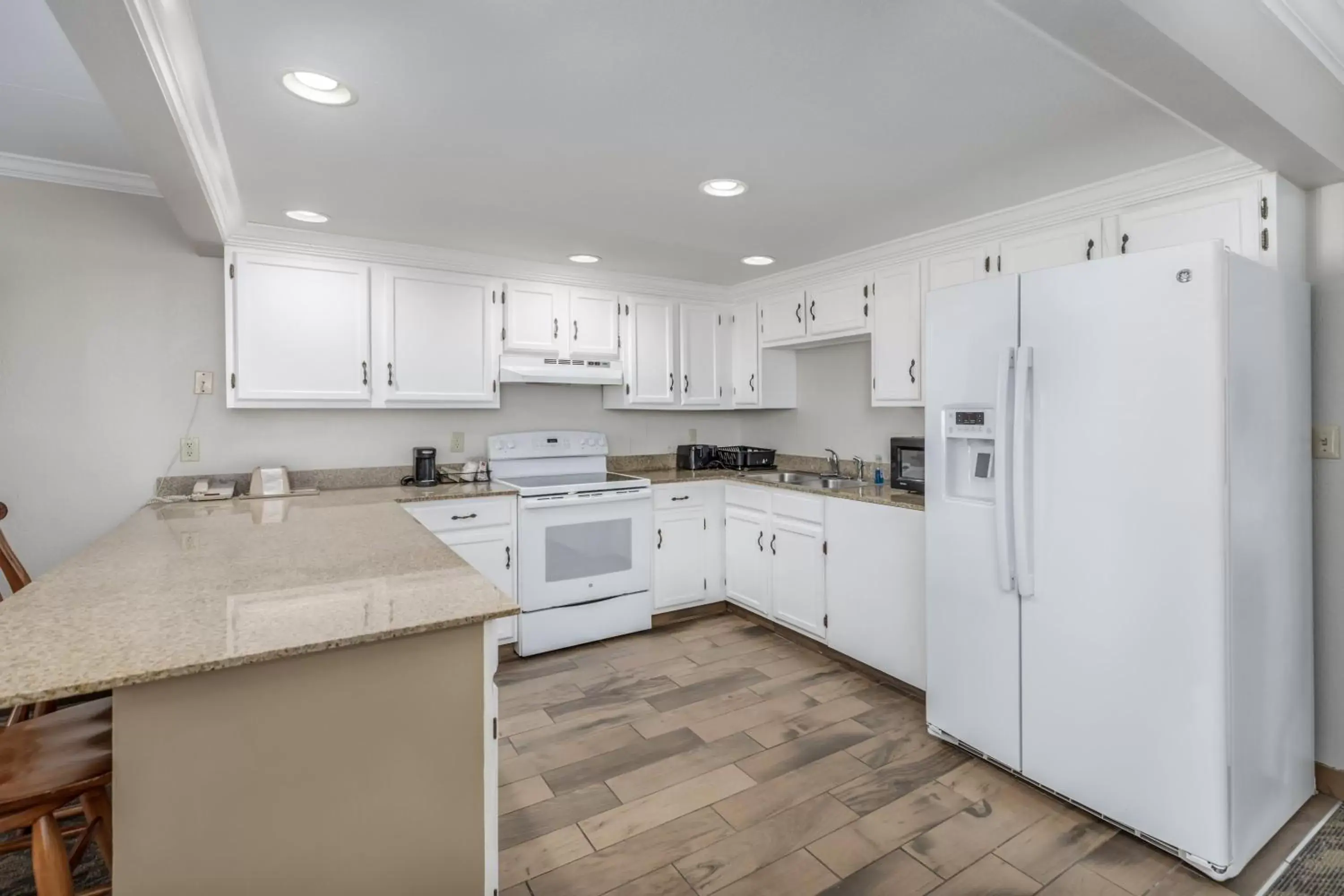 Kitchen/Kitchenette in Crossroads Inn & Suites