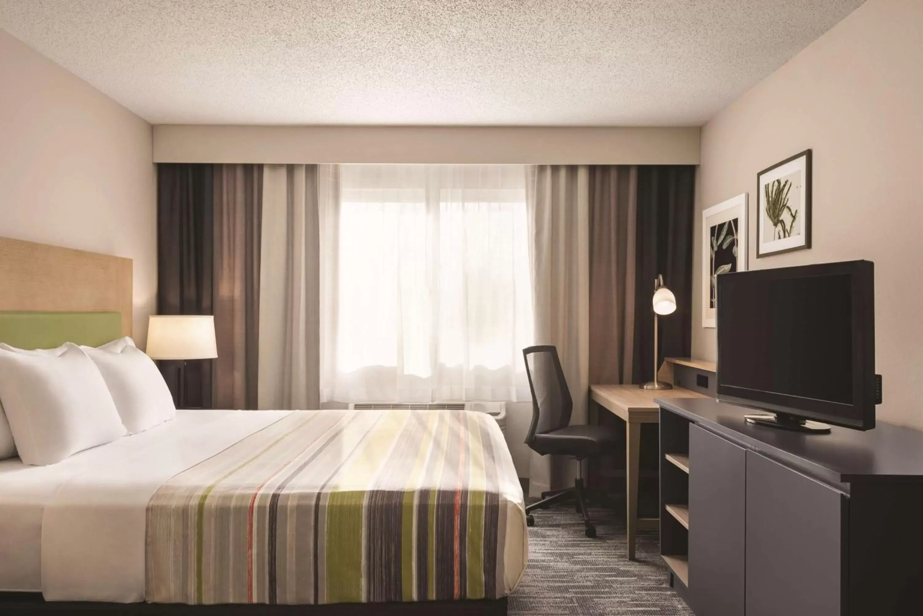 Photo of the whole room, Bed in Country Inn & Suites by Radisson, Northfield, MN