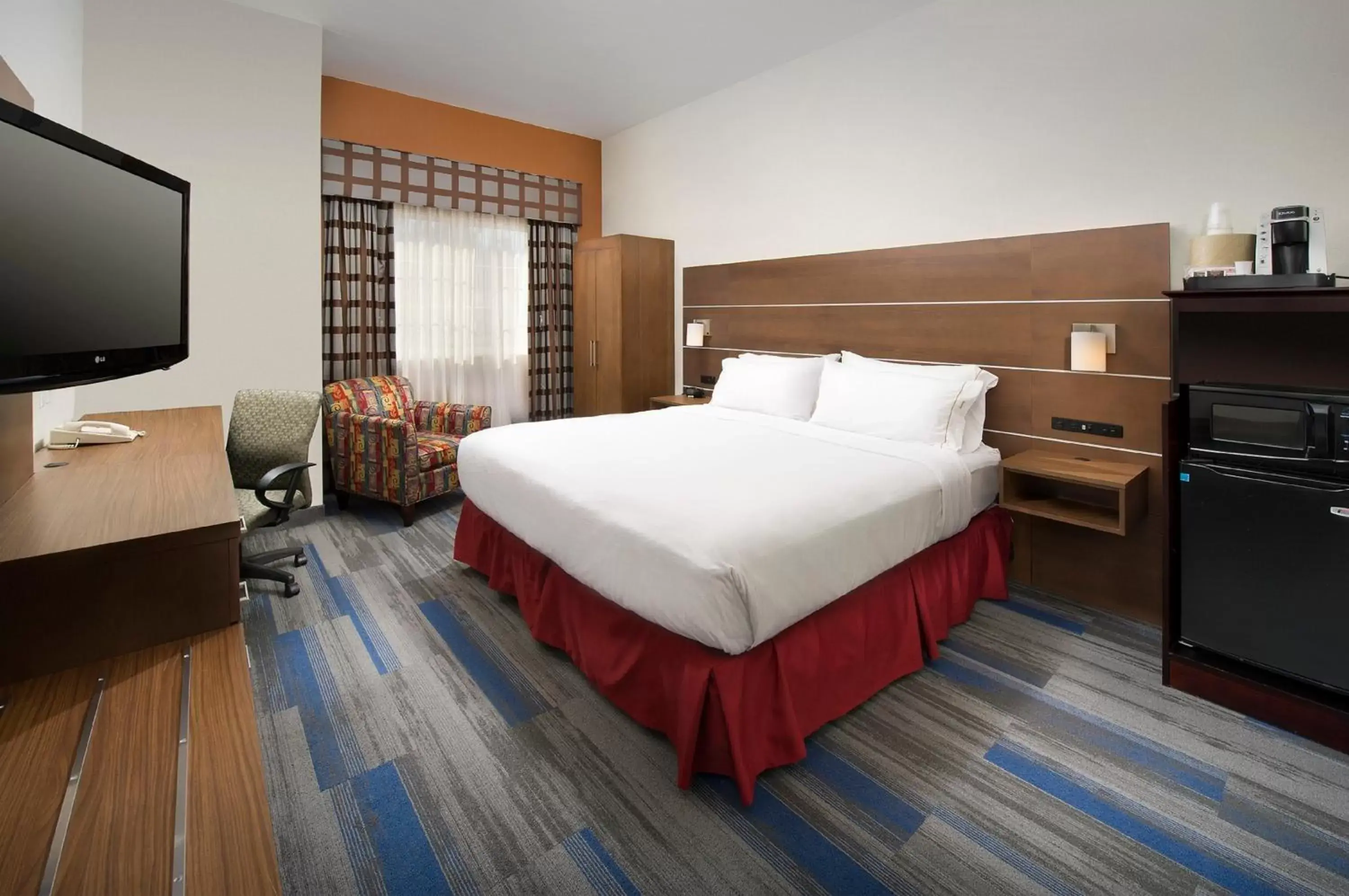 Photo of the whole room, Bed in Holiday Inn Express & Suites Charlottesville - Ruckersville, an IHG Hotel