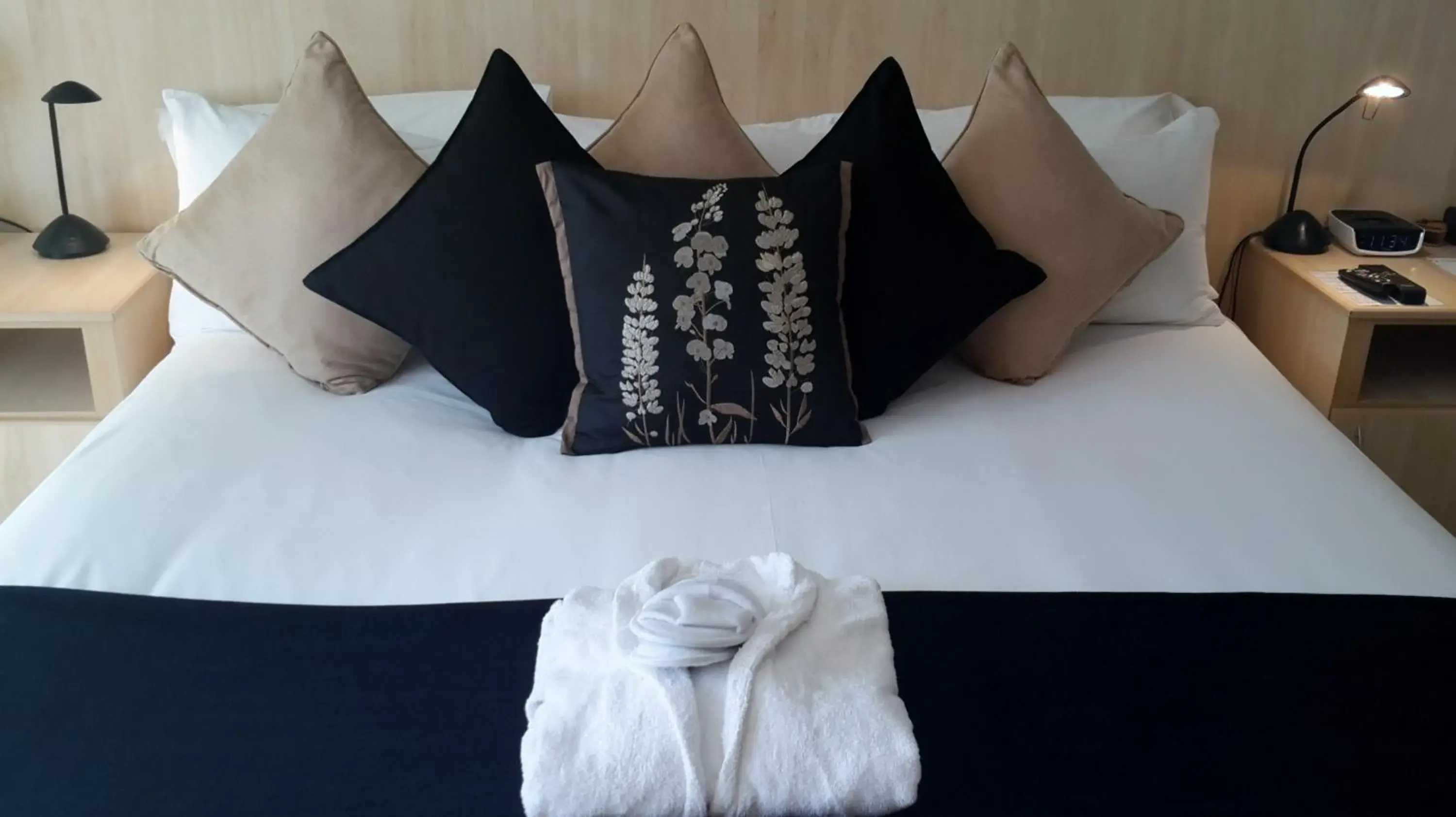 Bed in Riversong Guest House