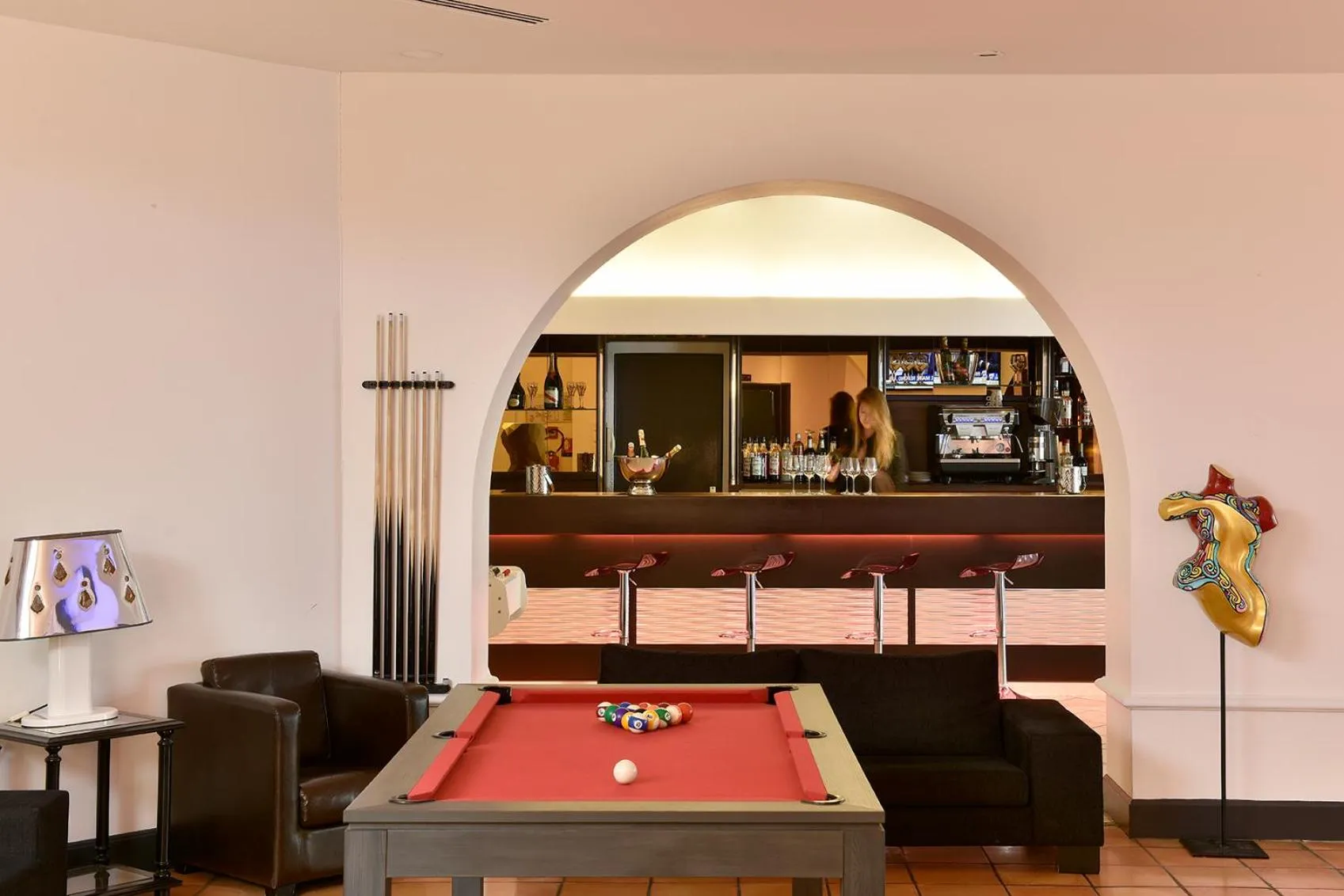 Billiard in Hôtel Arles Plaza