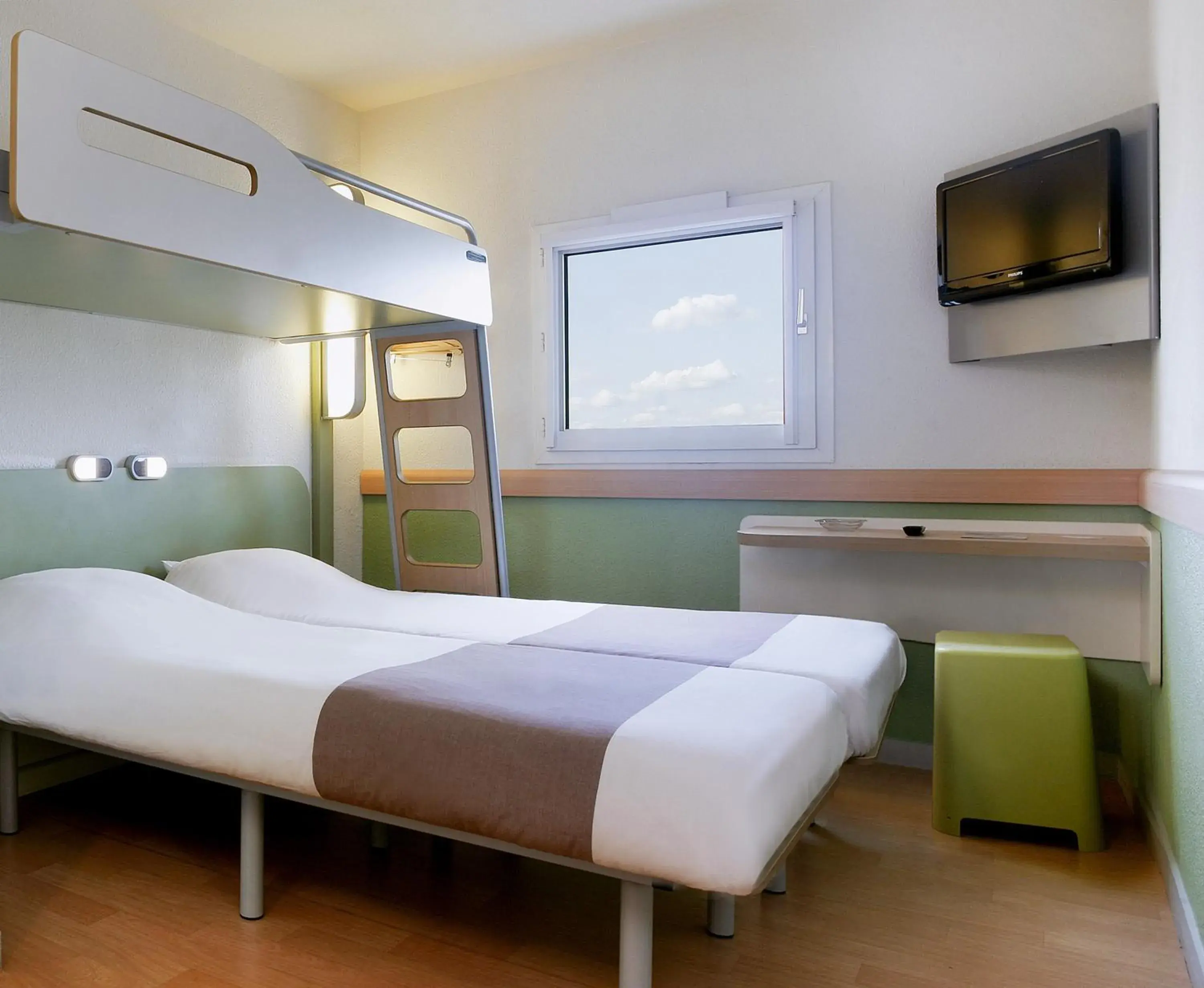 Bed, Bunk Bed in ibis budget Tours Nord