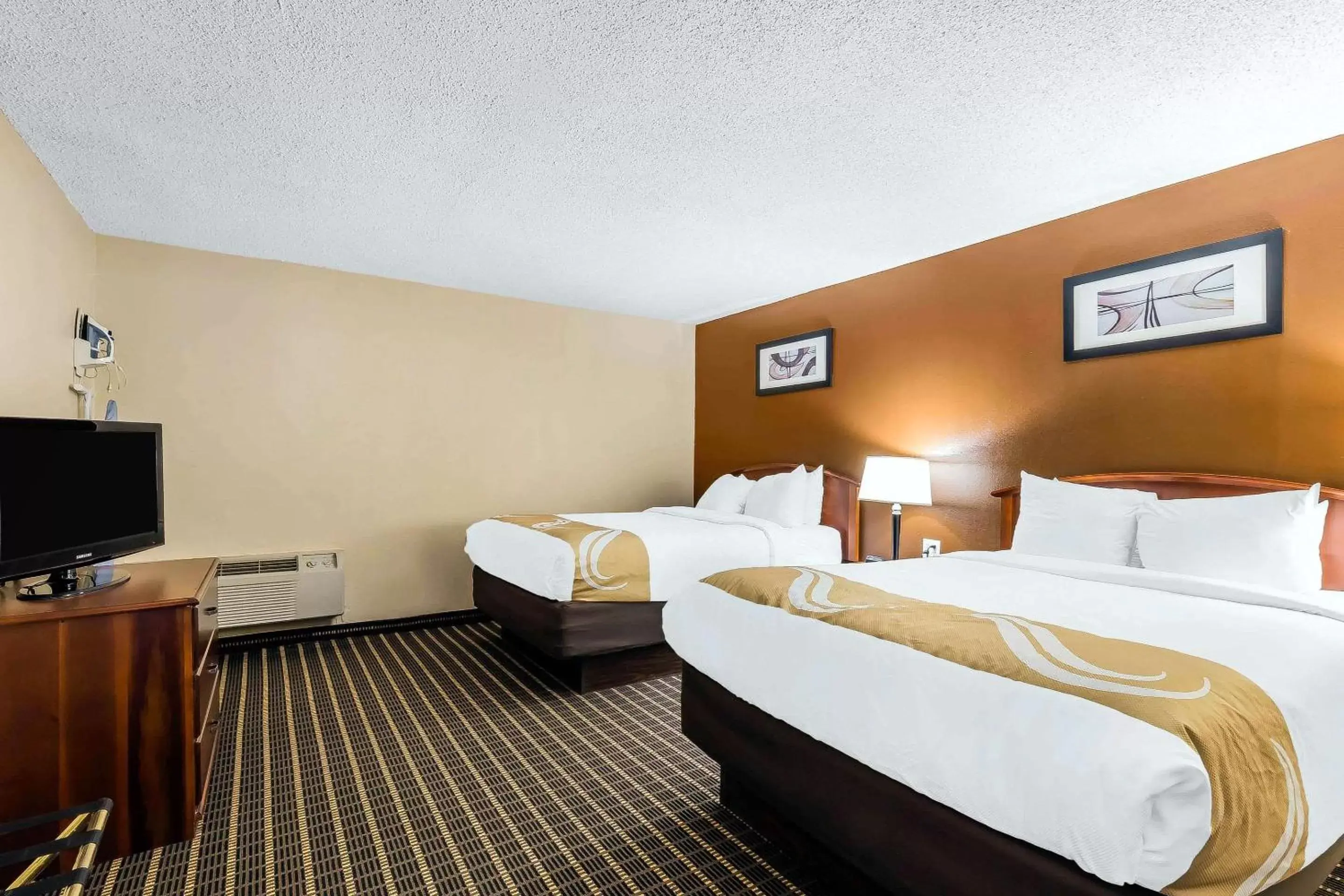 Photo of the whole room, Bed in Quality Inn & Suites Sevierville - Pigeon Forge