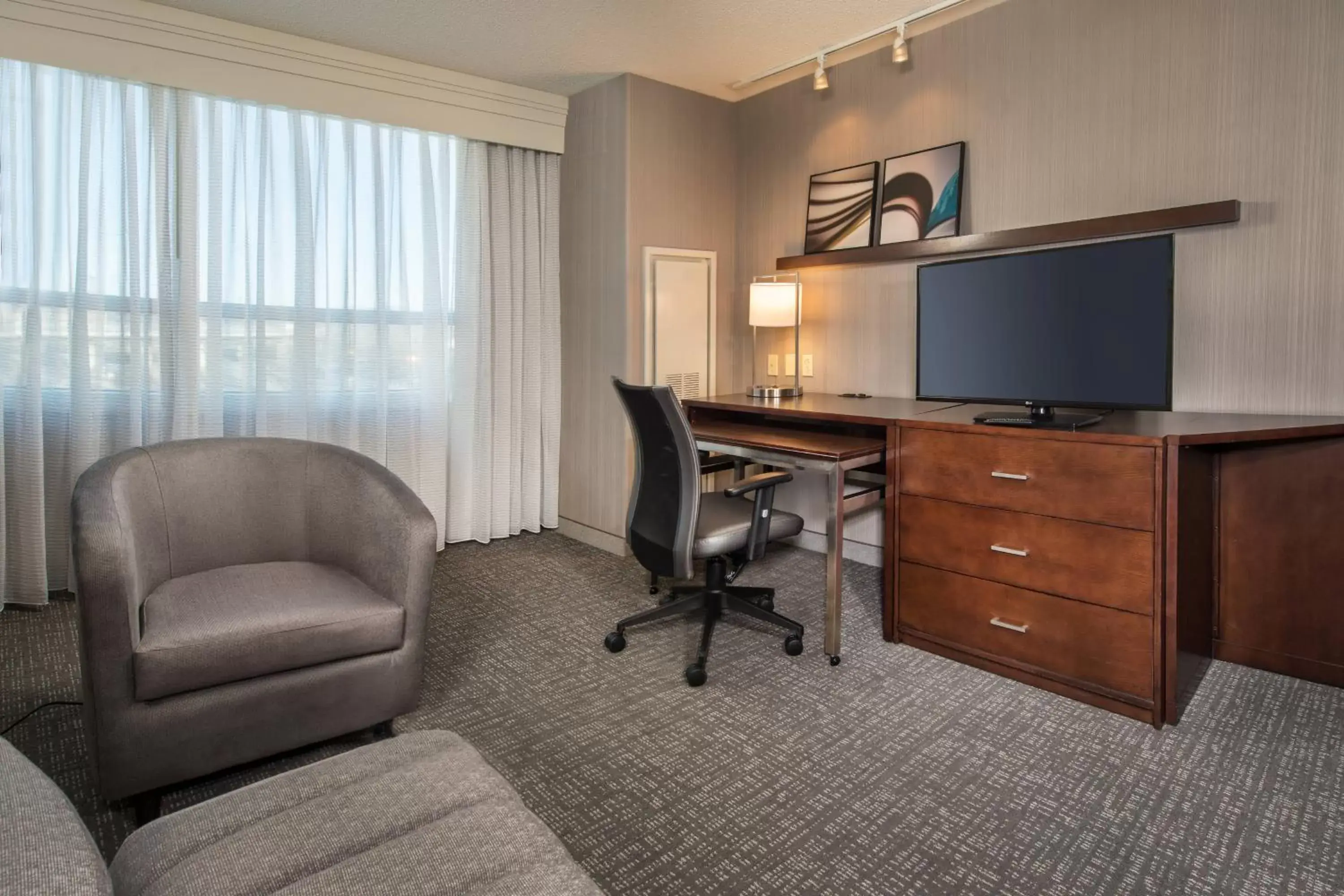 Bedroom, TV/Entertainment Center in Courtyard Washington, DC/U.S. Capitol