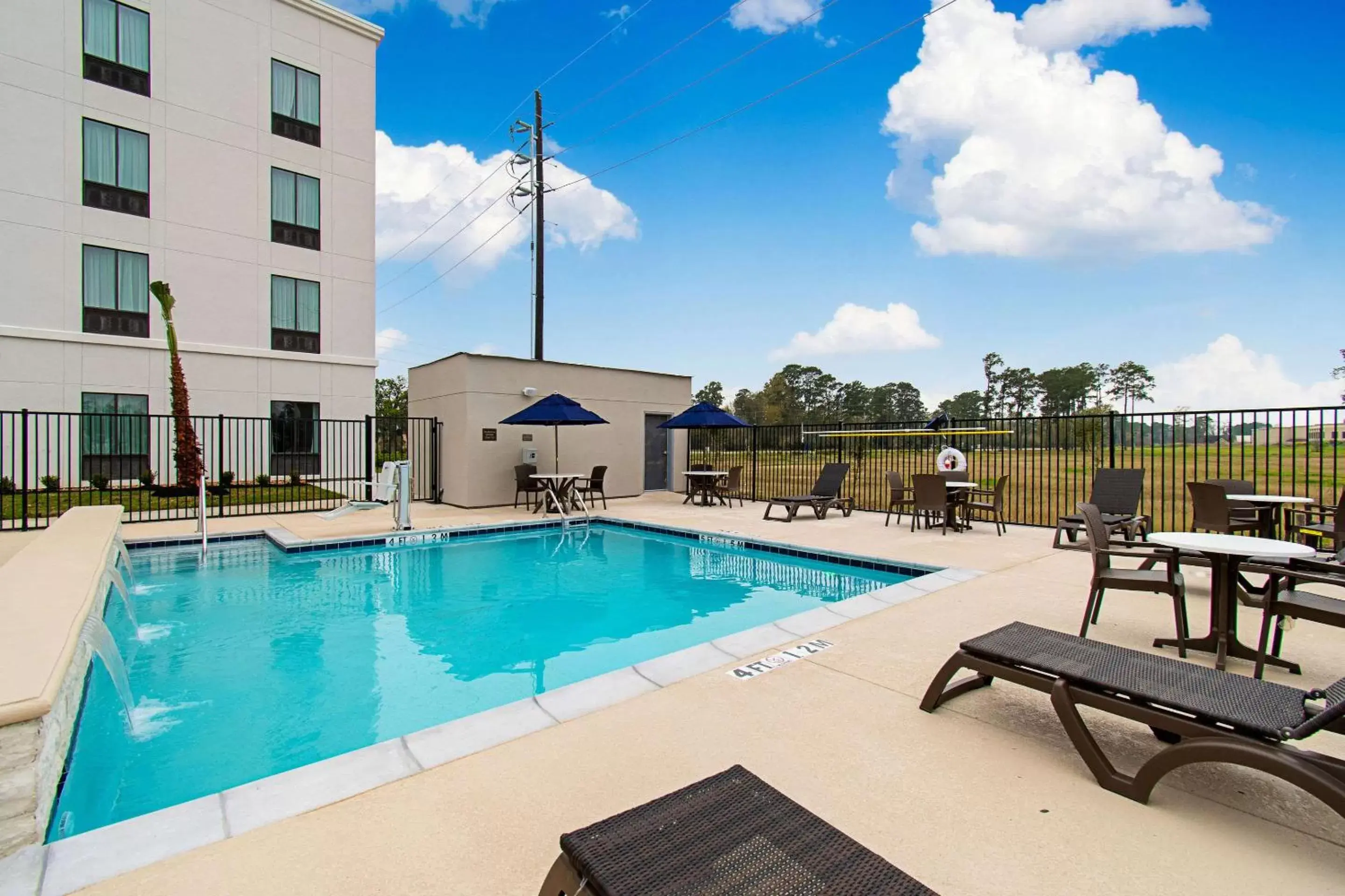 On site, Swimming Pool in Comfort Suites Humble Houston IAH