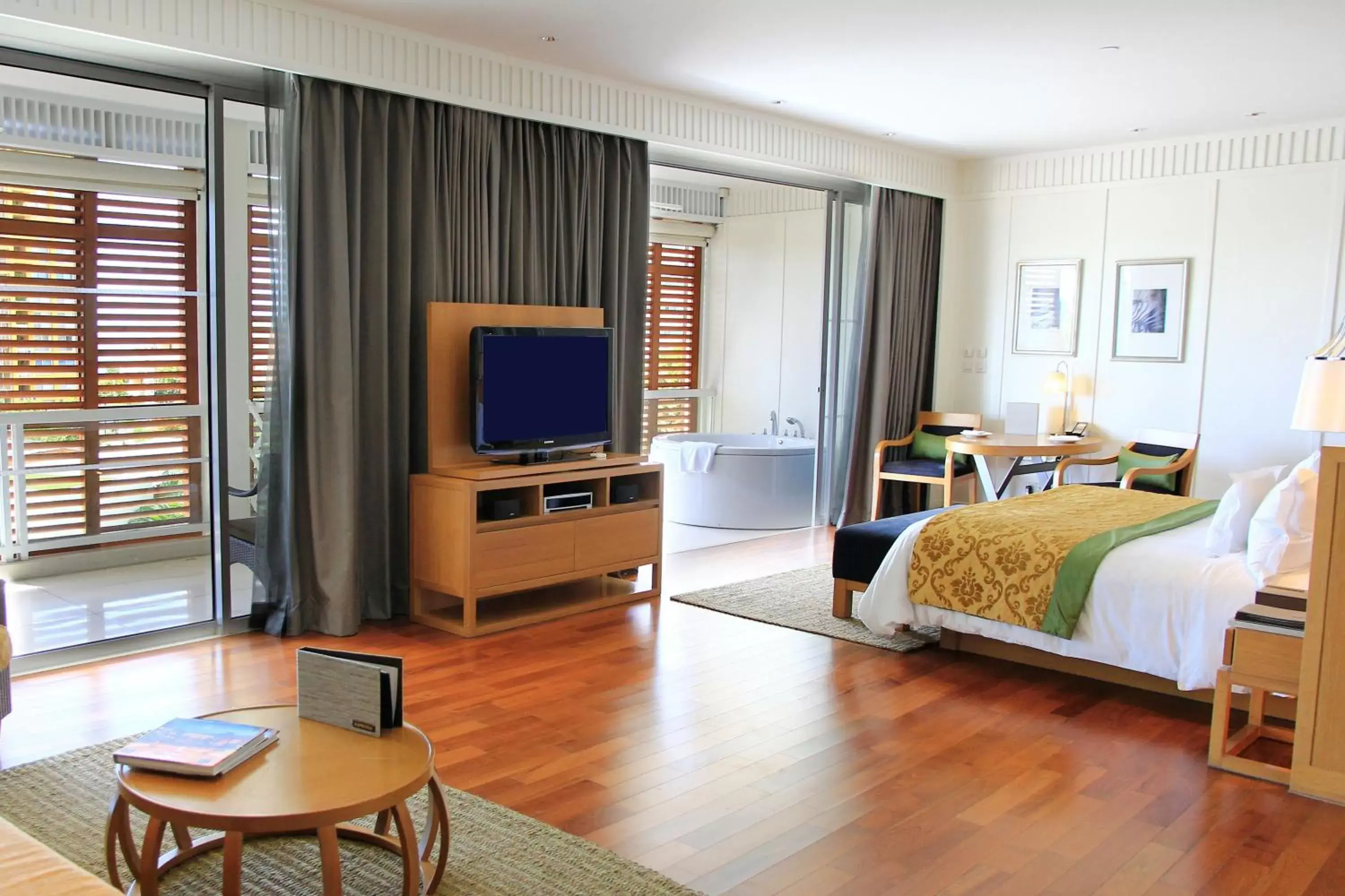 Bedroom, TV/Entertainment Center in InterContinental Hua Hin Resort, an IHG Hotel