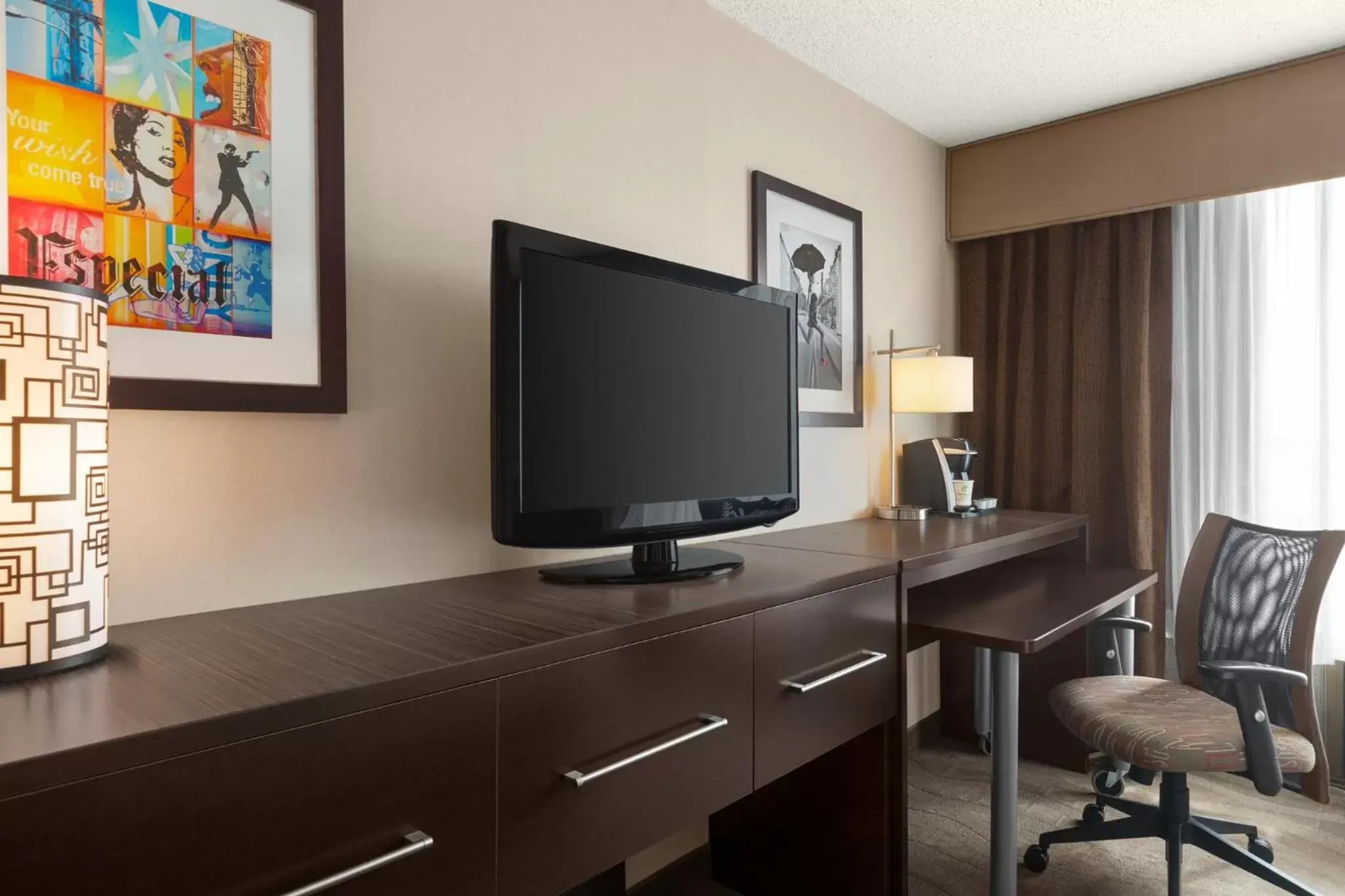 Photo of the whole room, TV/Entertainment Center in Holiday Inn Boston Bunker Hill Area, an IHG Hotel