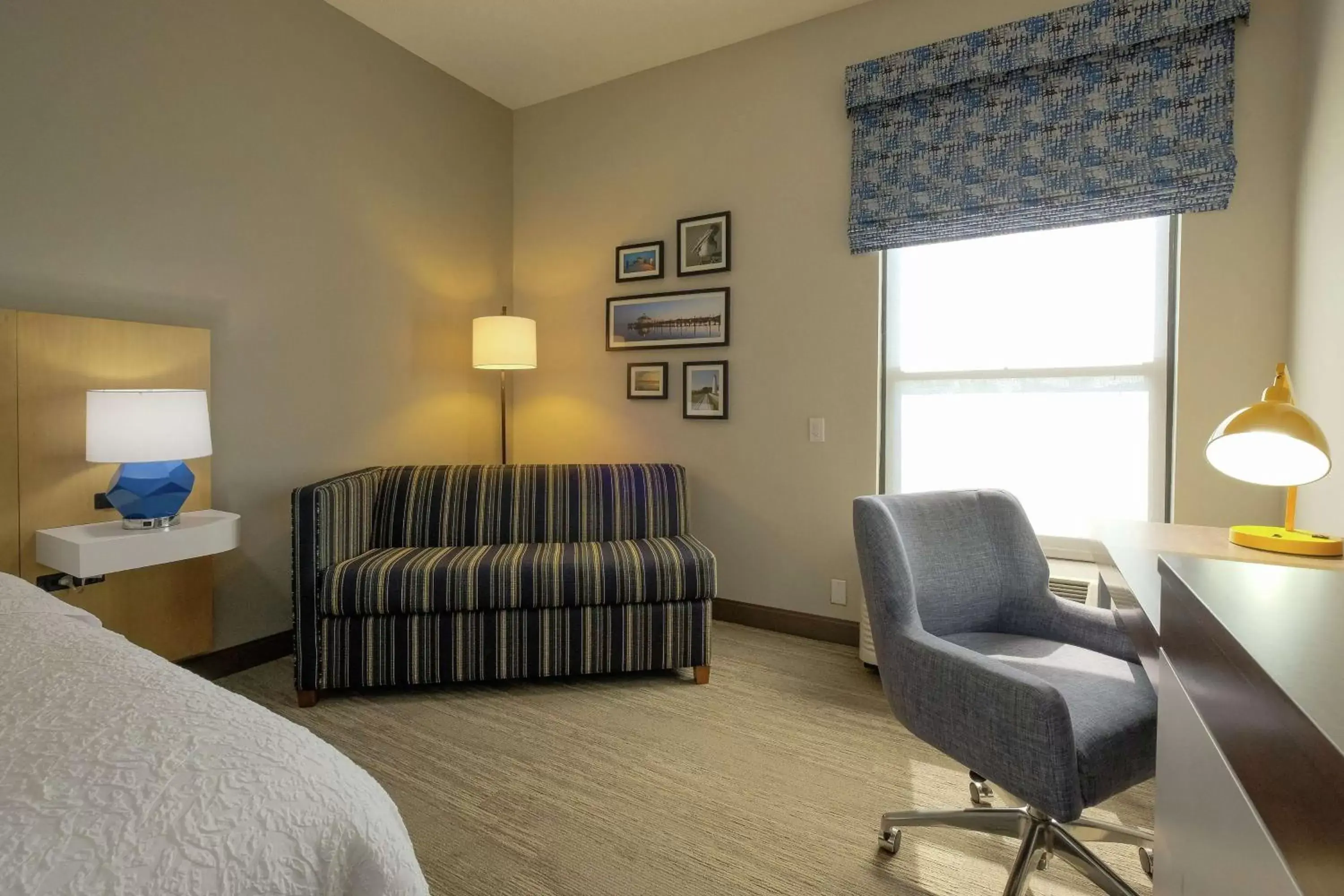 Bedroom, Seating Area in Hampton Inn Edenton