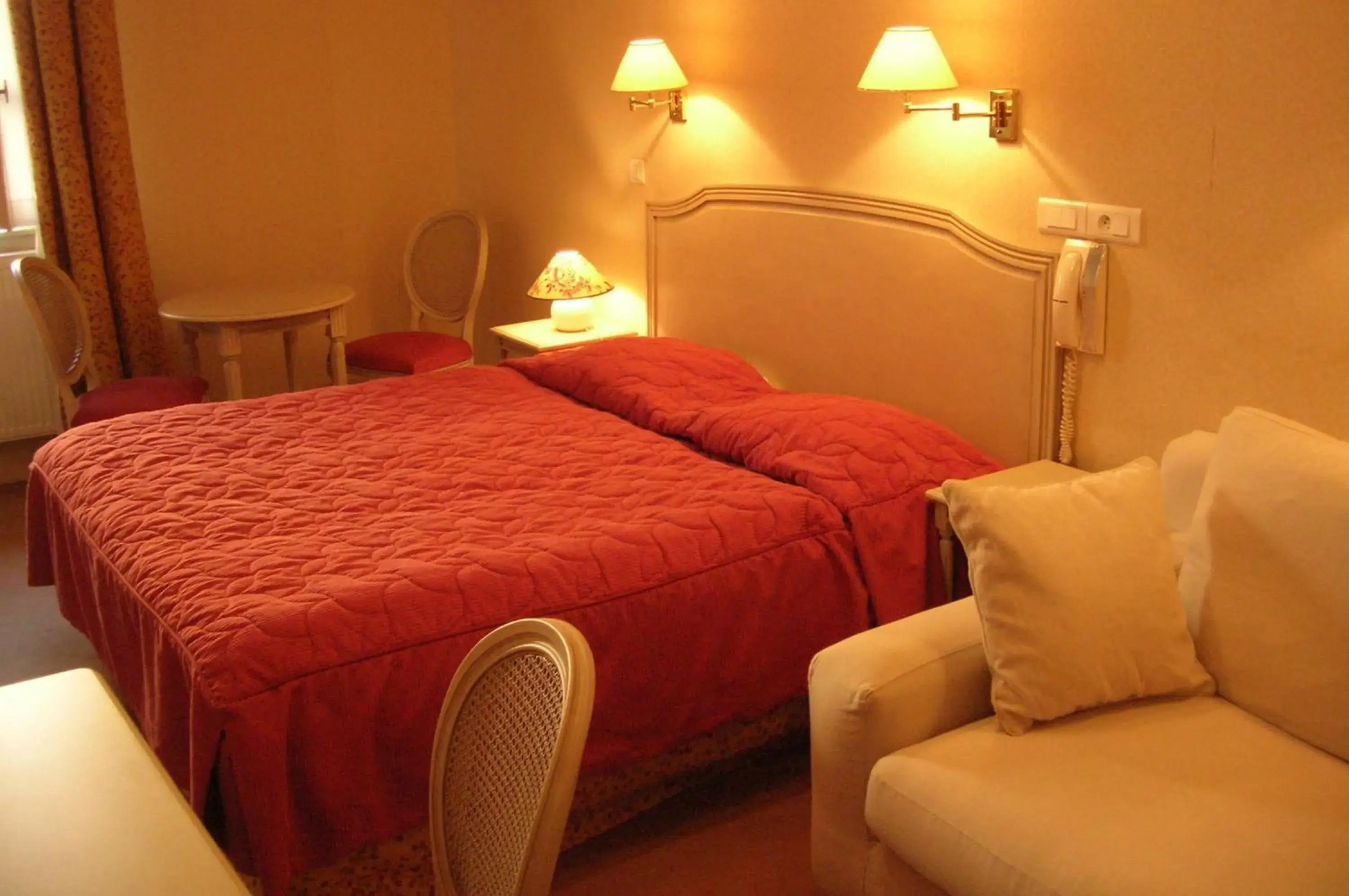 Bed in The Originals Boutique, Hostellerie des Trois Pigeons, Paray-le-Monial (Inter-Hotel)