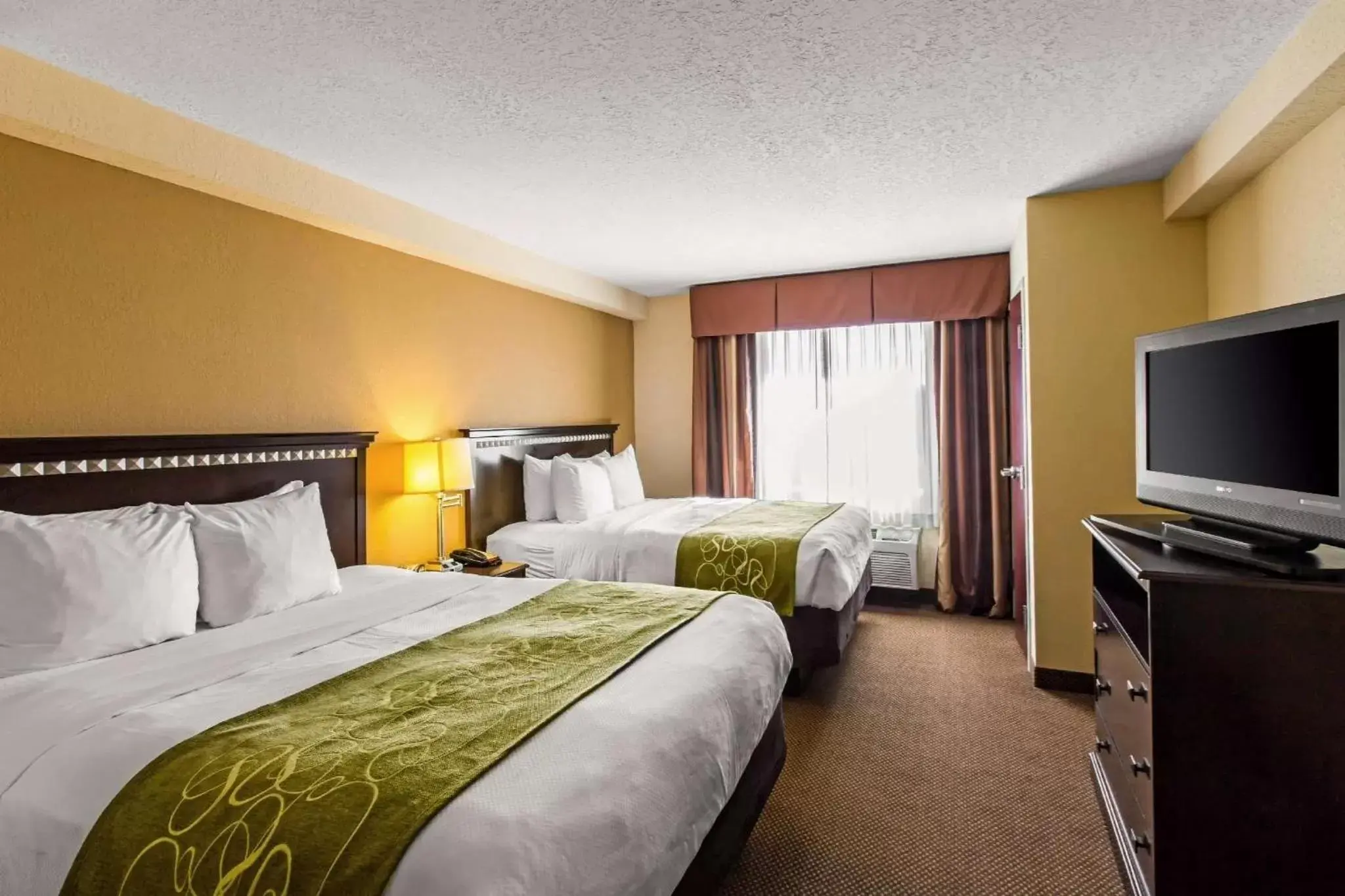 Photo of the whole room, Bed in Comfort Suites Forsyth near I-75