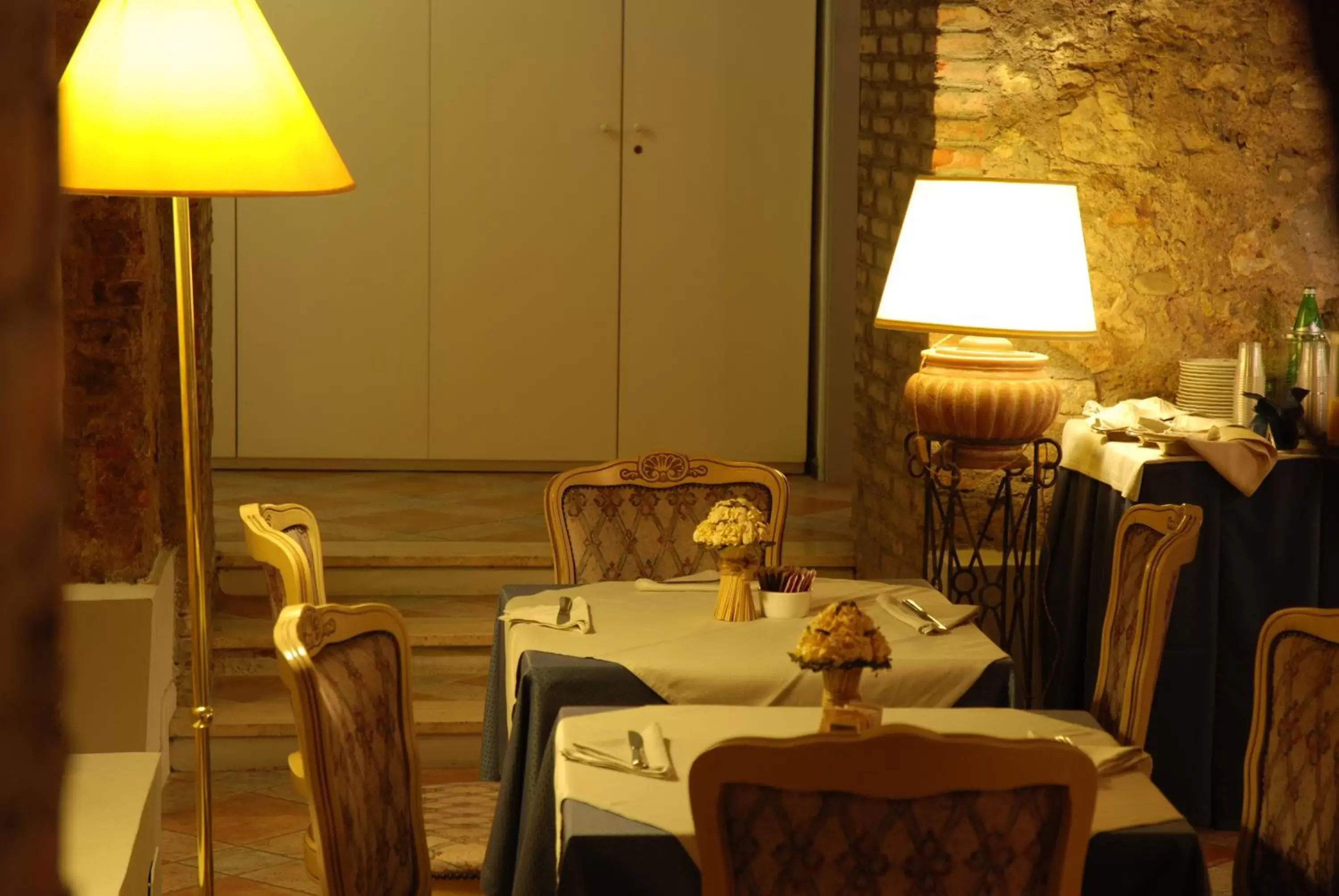 Restaurant/Places to Eat in Hotel De La Ville