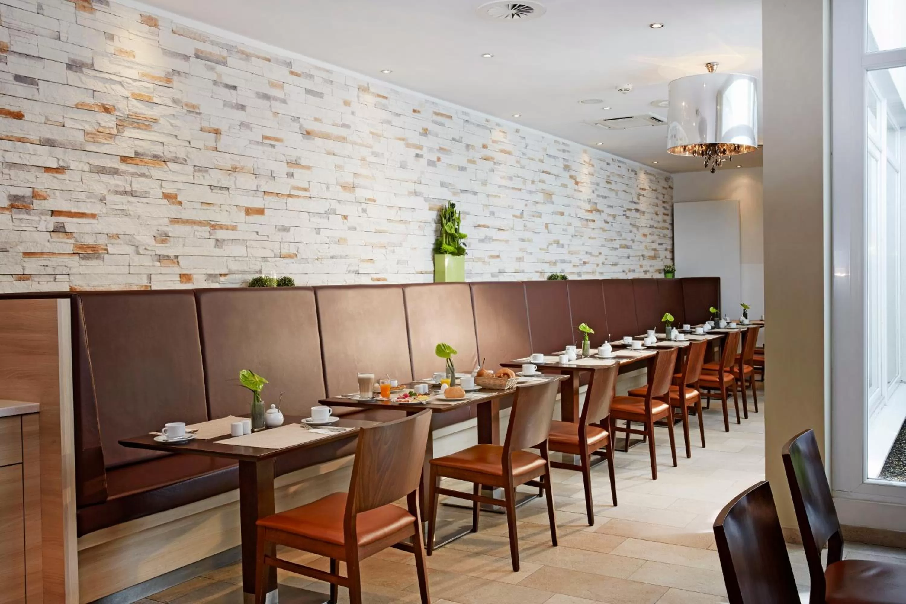 Restaurant/places to eat in H+ Hotel München