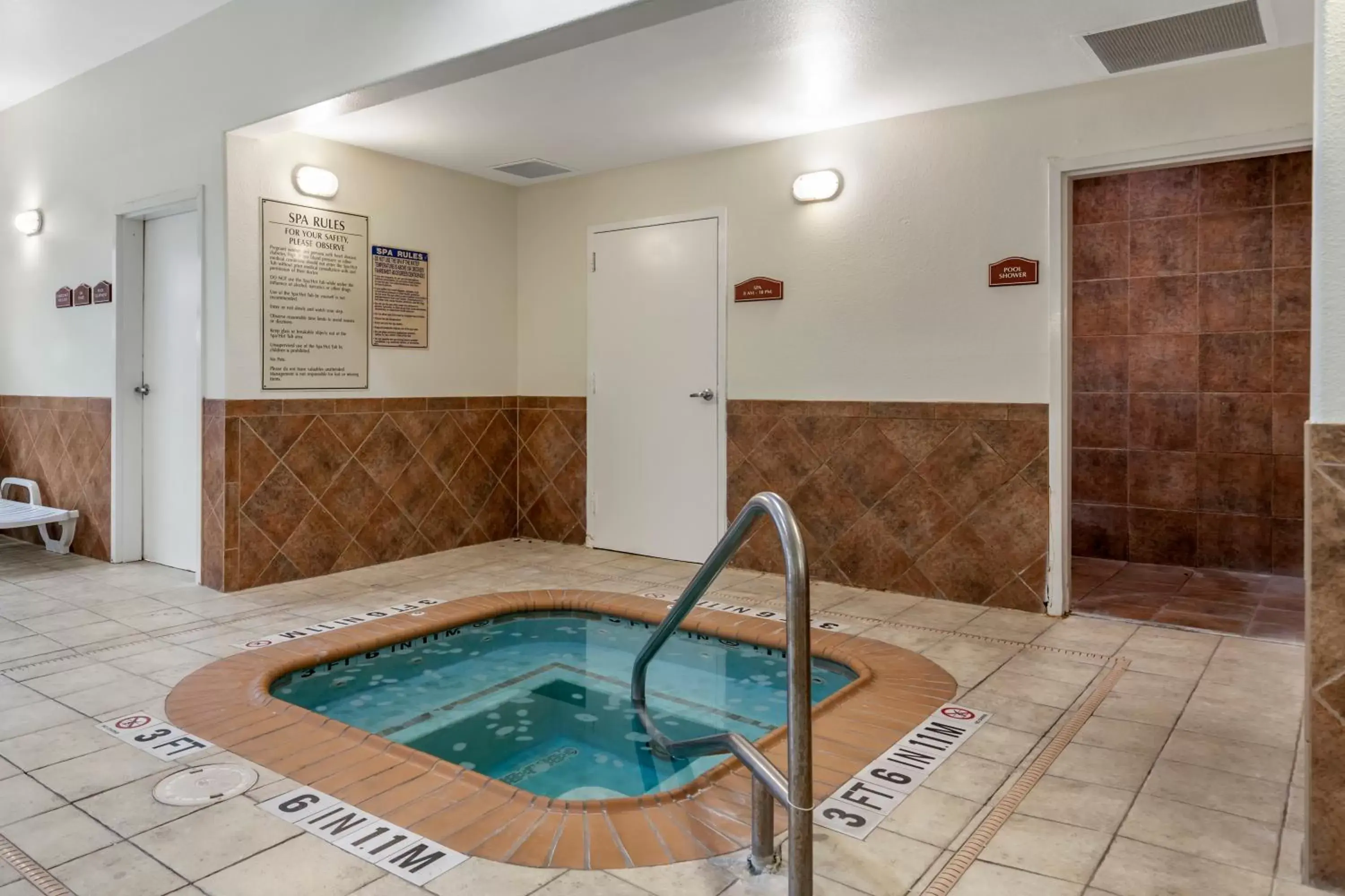Hot Tub in Comfort Suites Medical Center Near Six Flags