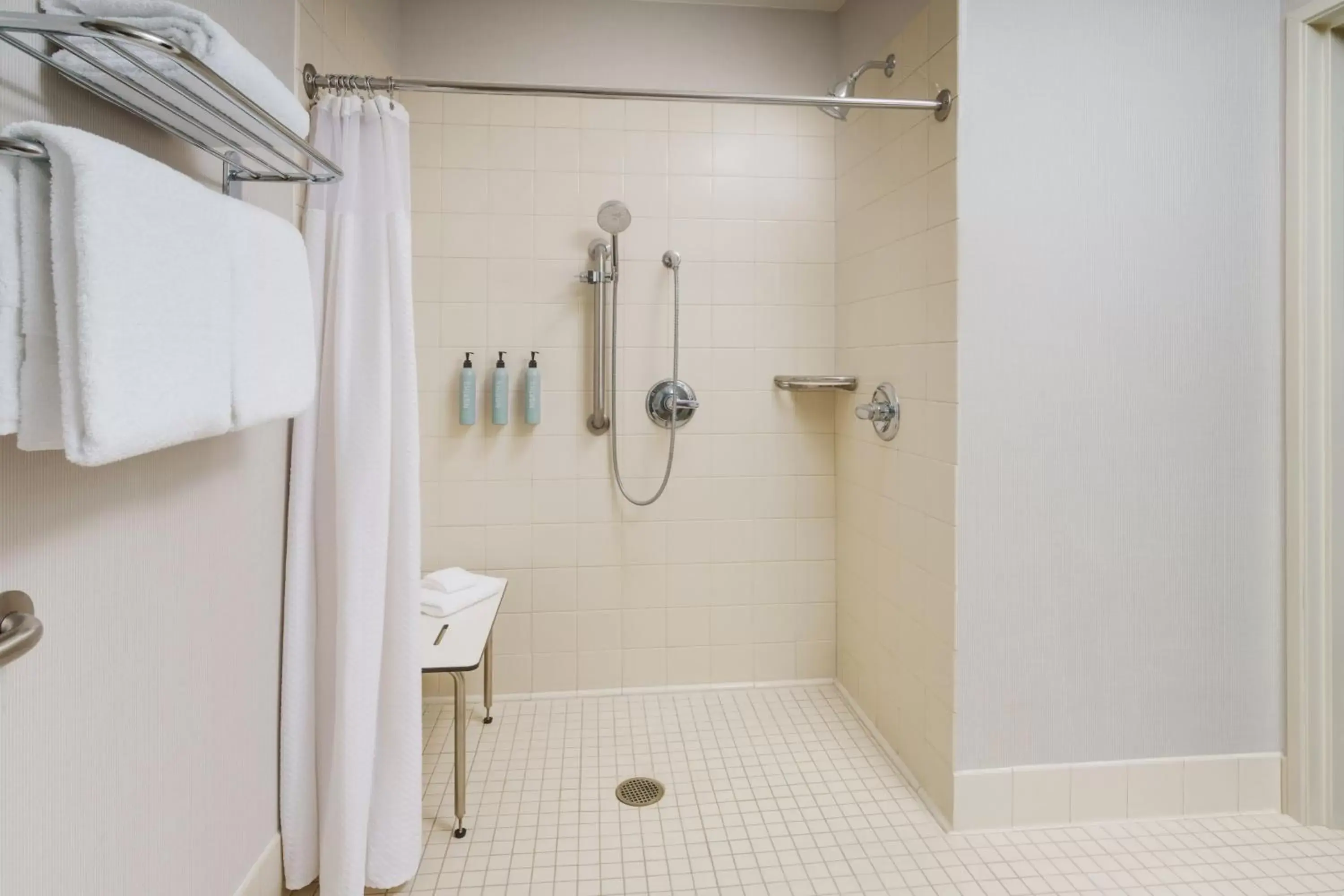 Photo of the whole room, Bathroom in Courtyard by Marriott Roseville Galleria Mall/Creekside Ridge Drive