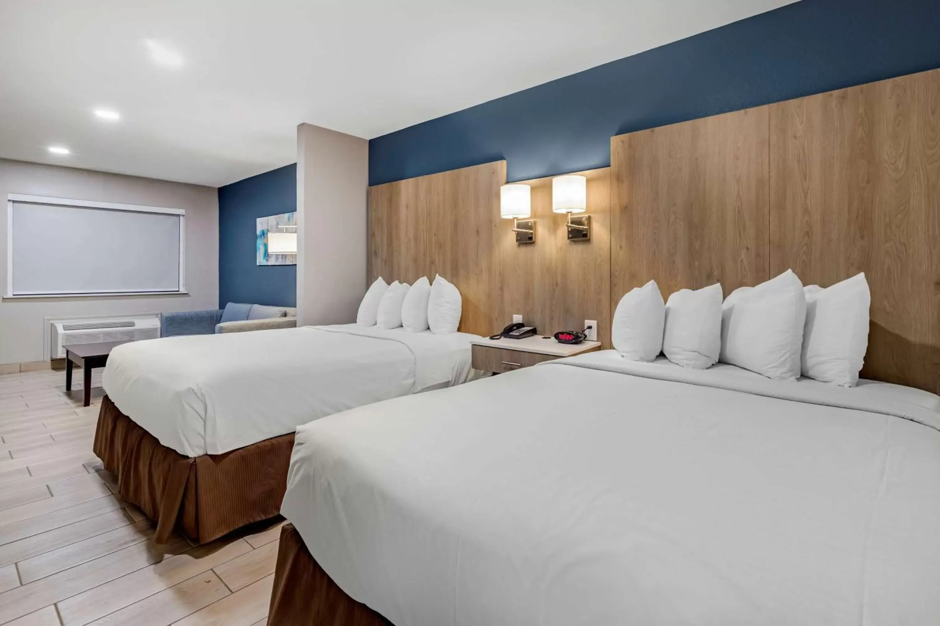 Photo of the whole room, Bed in Best Western PLUS Edinburg Inn & Suites