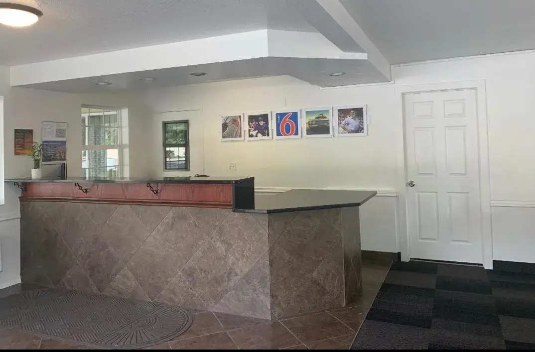 Lobby/Reception in Motel 6-Yakima, WA - Downtown