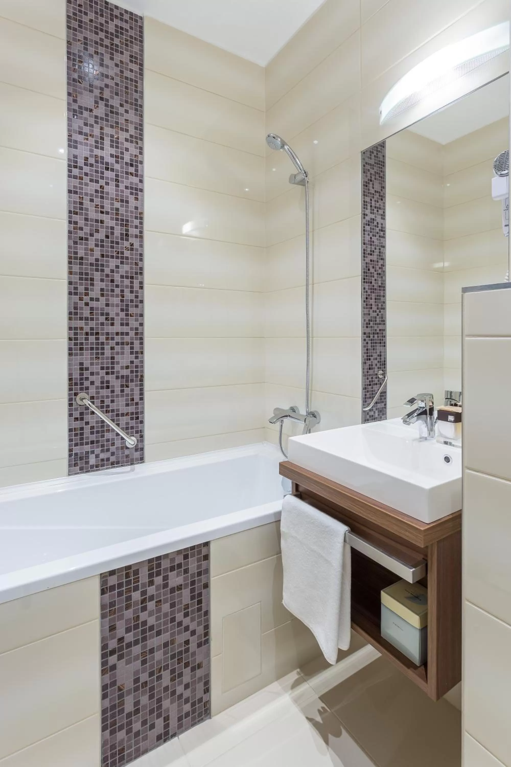 Toilet in Outlet Hotel Polgár