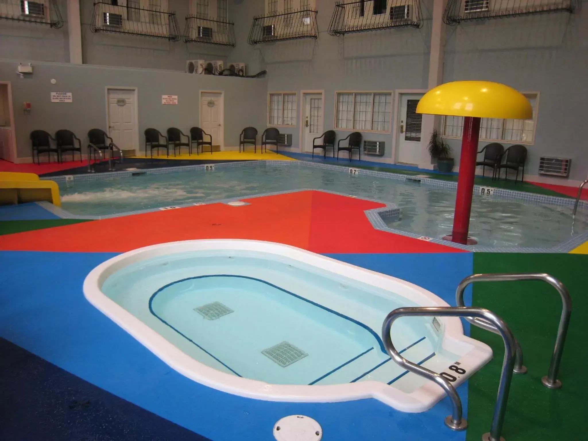 Hot Tub, Swimming Pool in Super 8 by Wyndham Castlegar BC