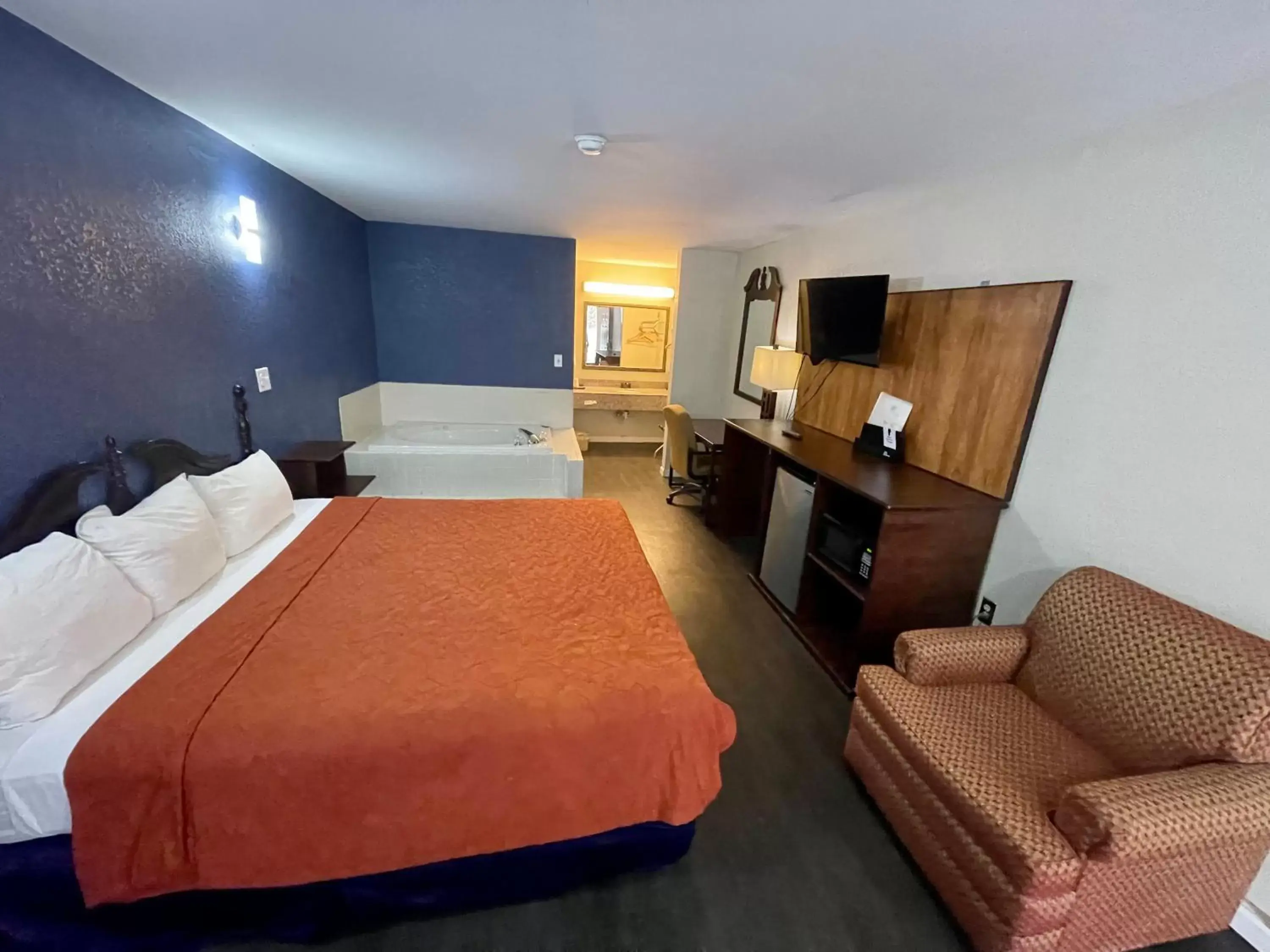 Bed in Key West Inn - Roanoke