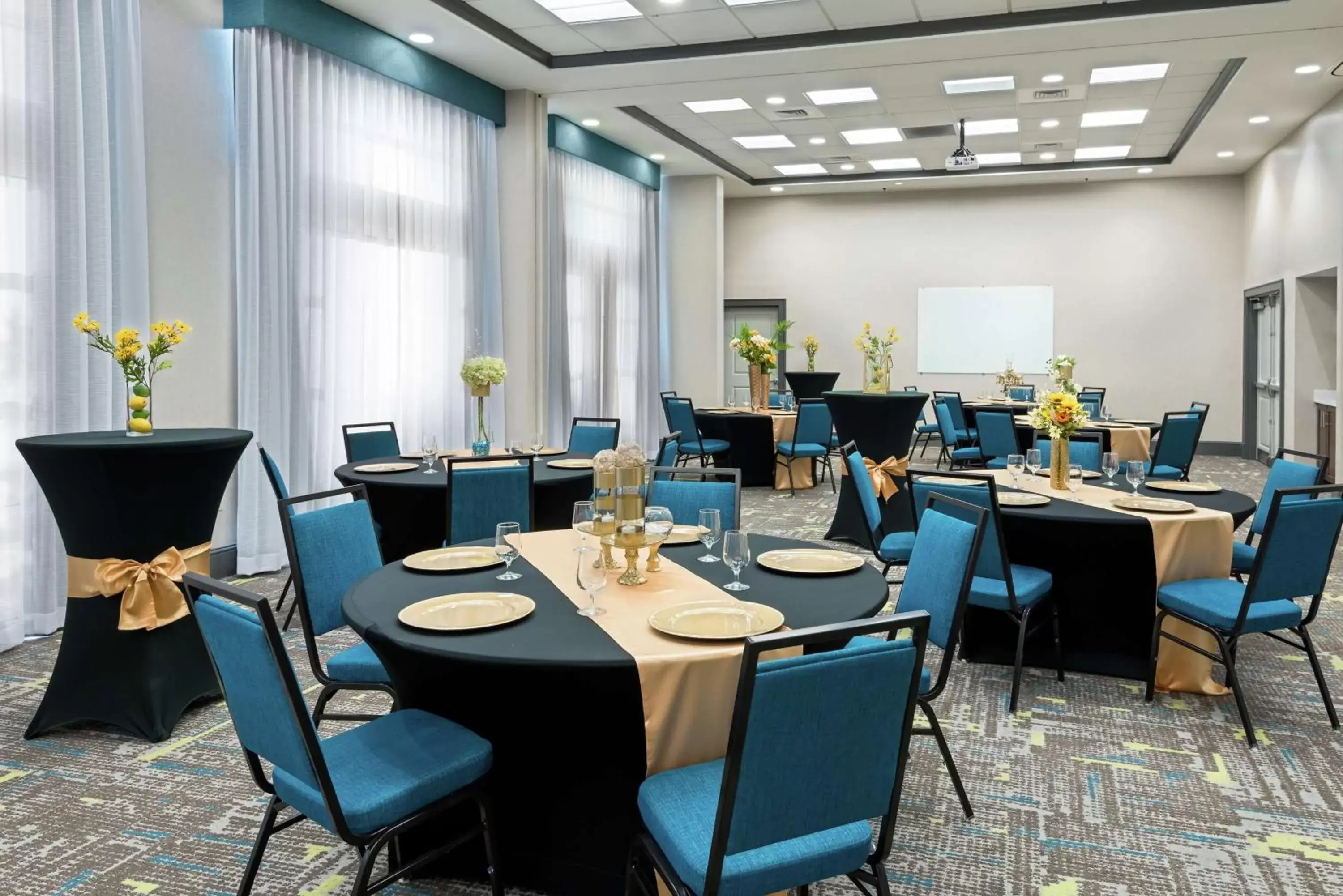 Meeting/conference room, Restaurant/Places to Eat in Hampton Inn & Suites Orlando Airport at Gateway Village