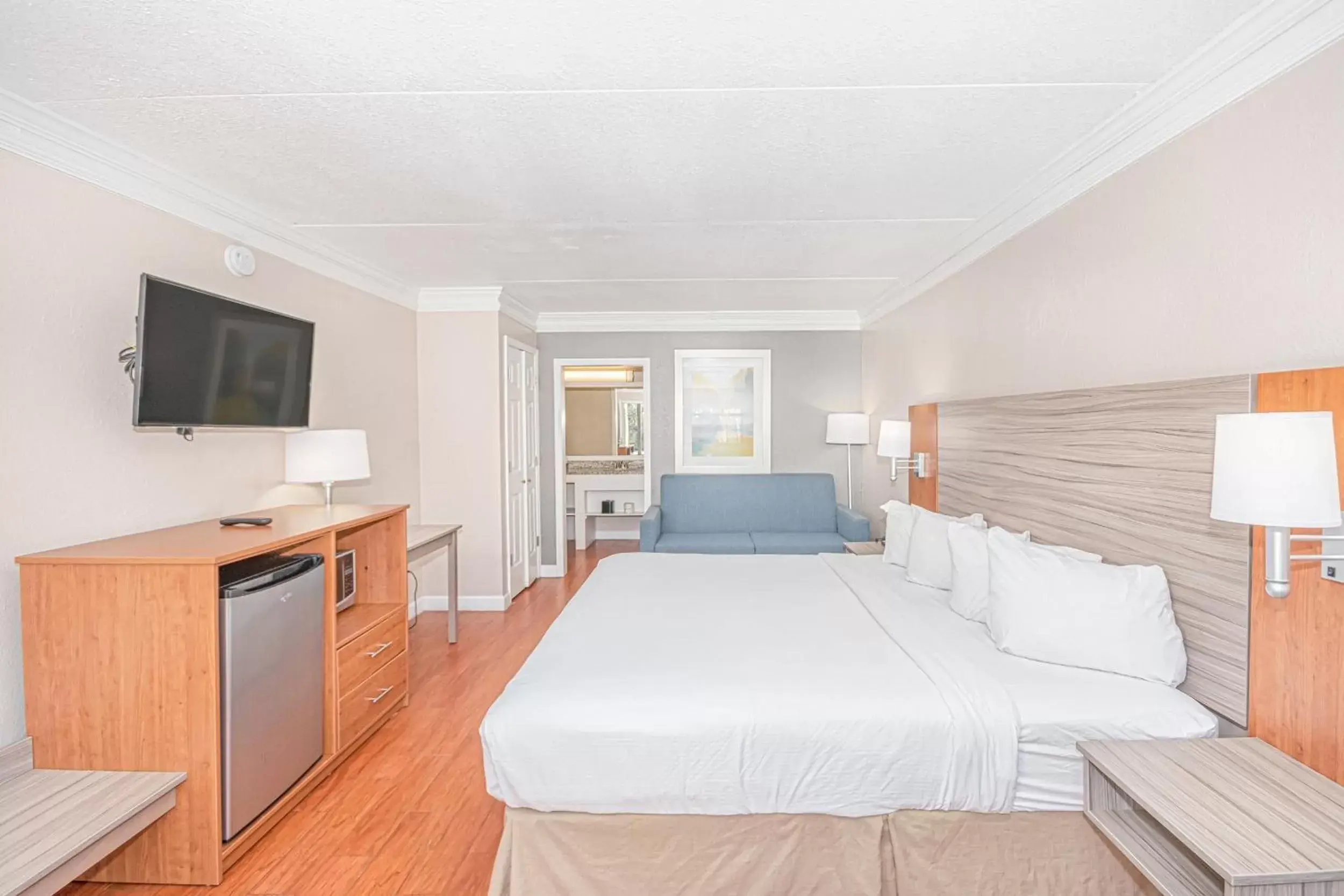 Communal lounge/ TV room, Bed in Casa Bella Inn & Suites