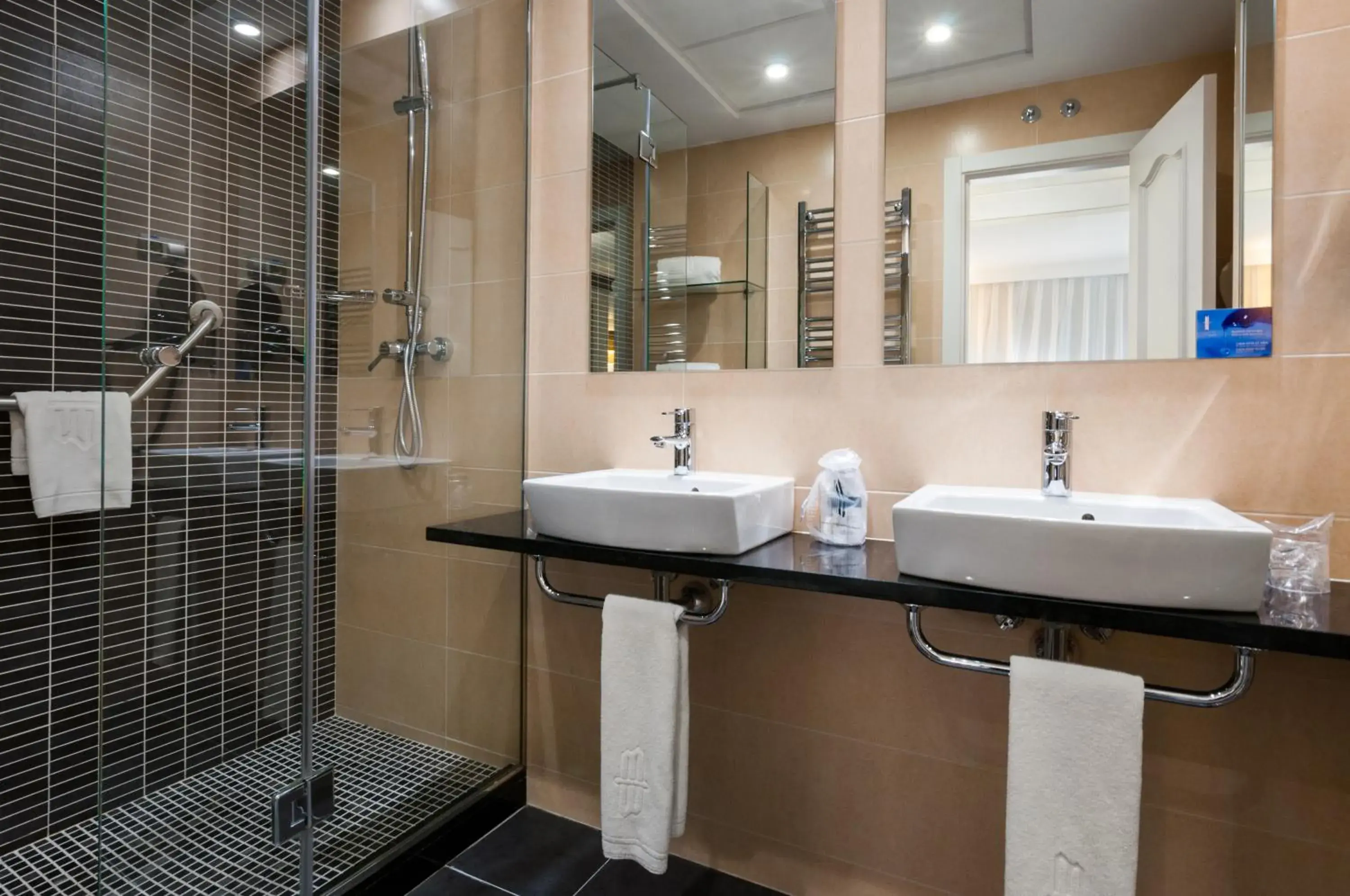 Shower, Bathroom in Gran Versalles