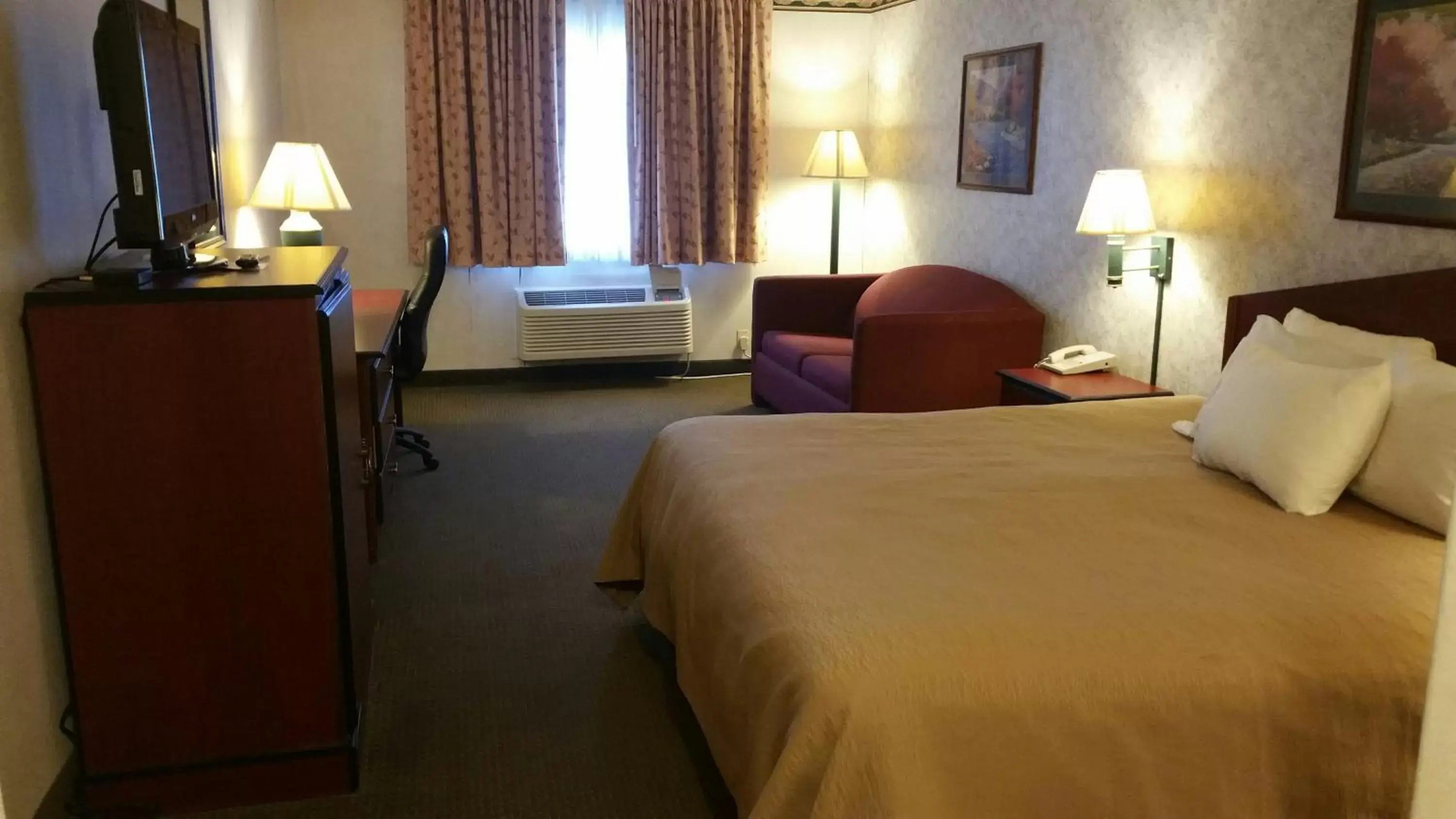 Bed in Quality Inn Dodge City