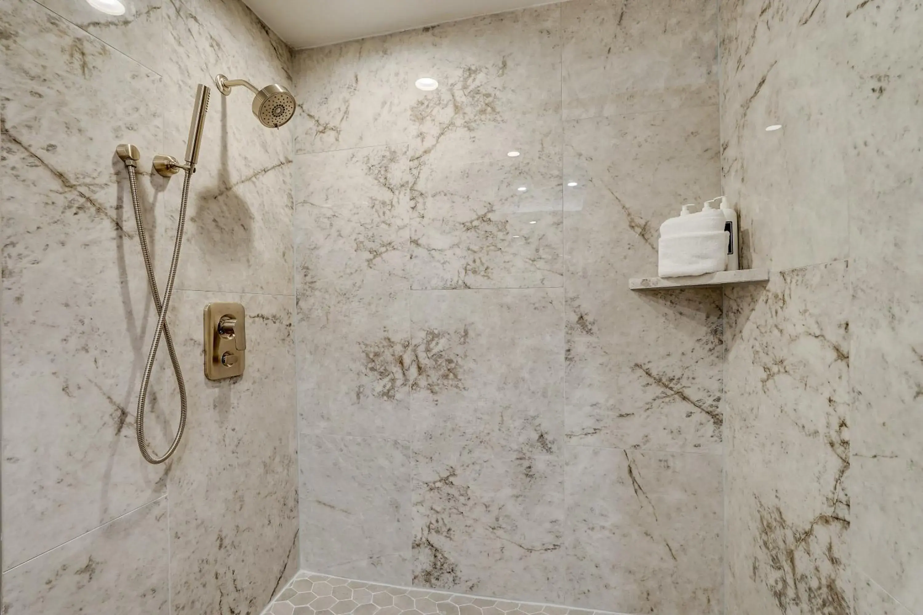 Shower, Bathroom in Sundial Lodge by All Seasons Resort Lodging