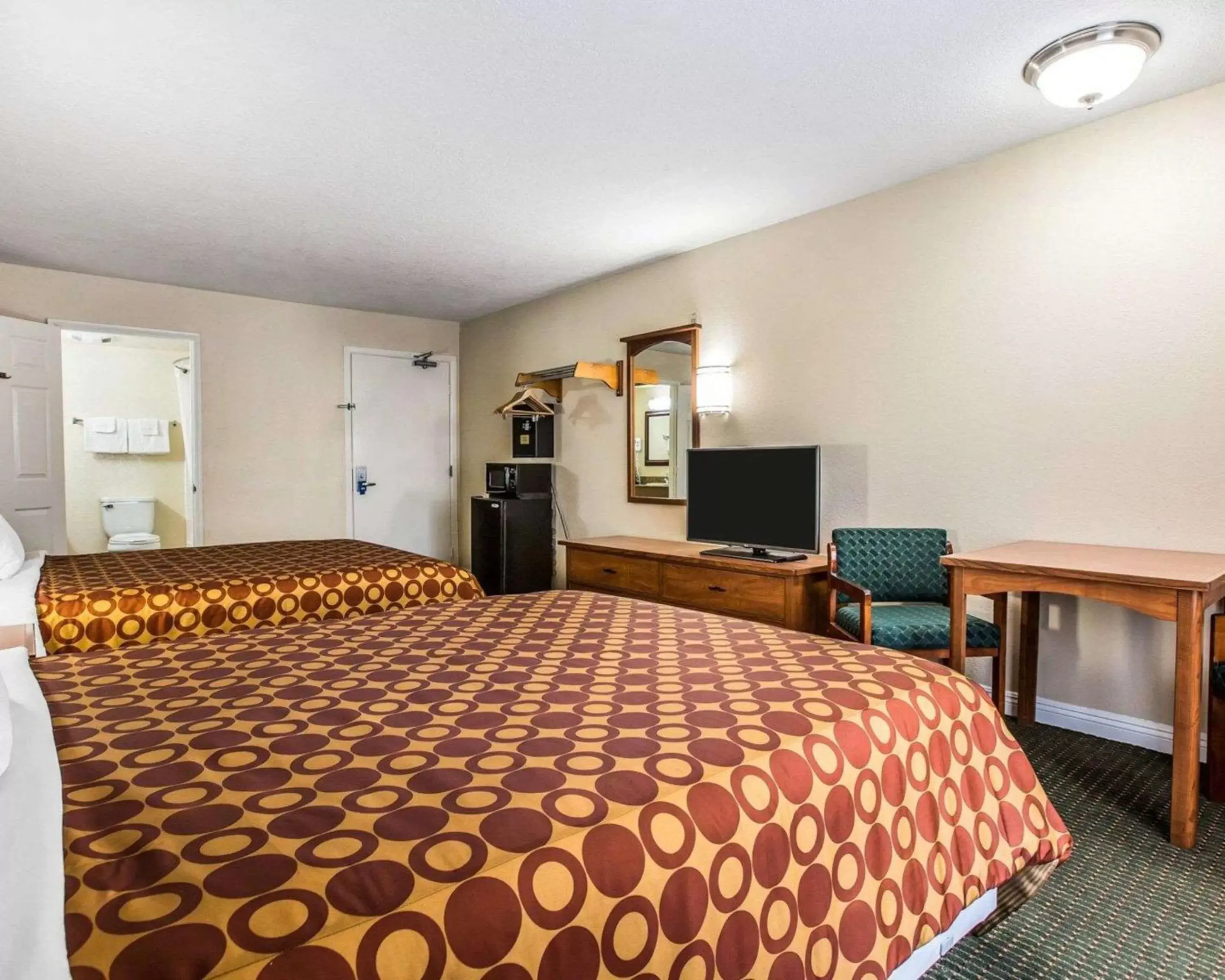 Photo of the whole room, Bed in Rodeway Inn San Clemente Beach