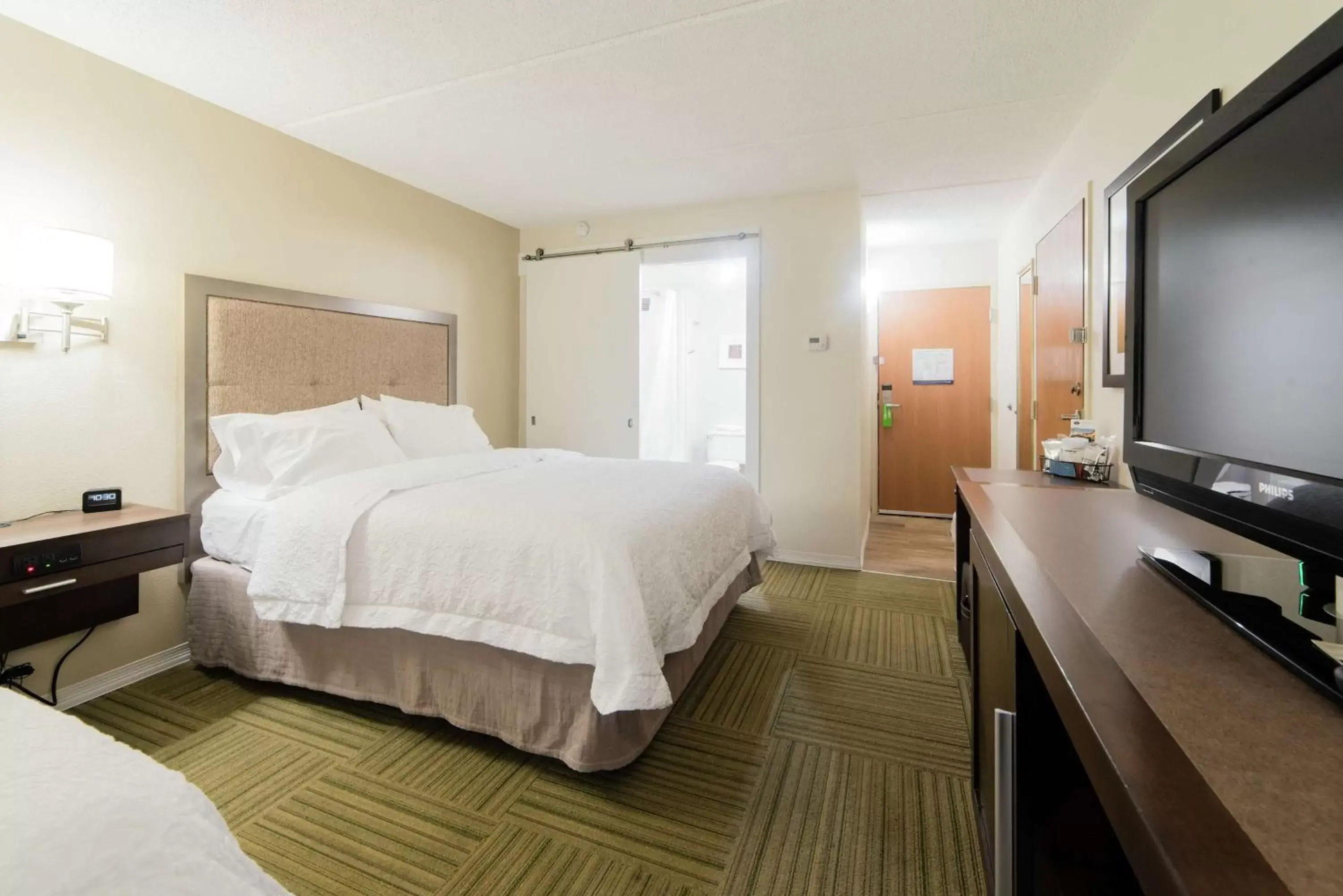 Living room, Bed in Hampton Inn Caryville-I-75/Cove Lake-State Park