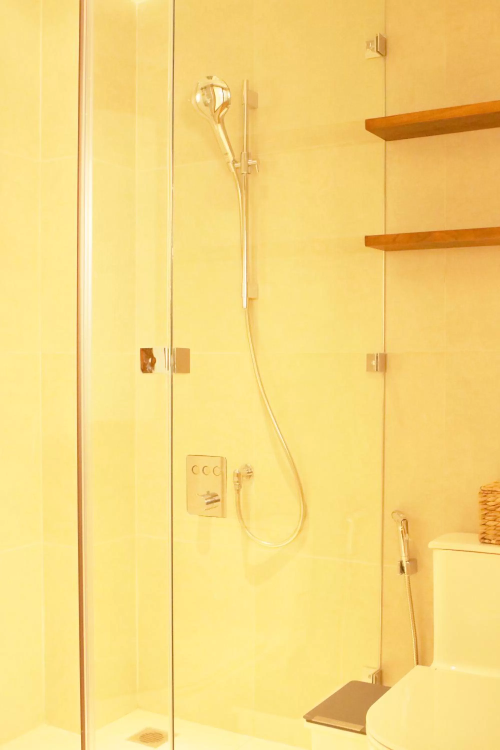 Shower in Duc Vuong Saigon Hotel - Bui Vien