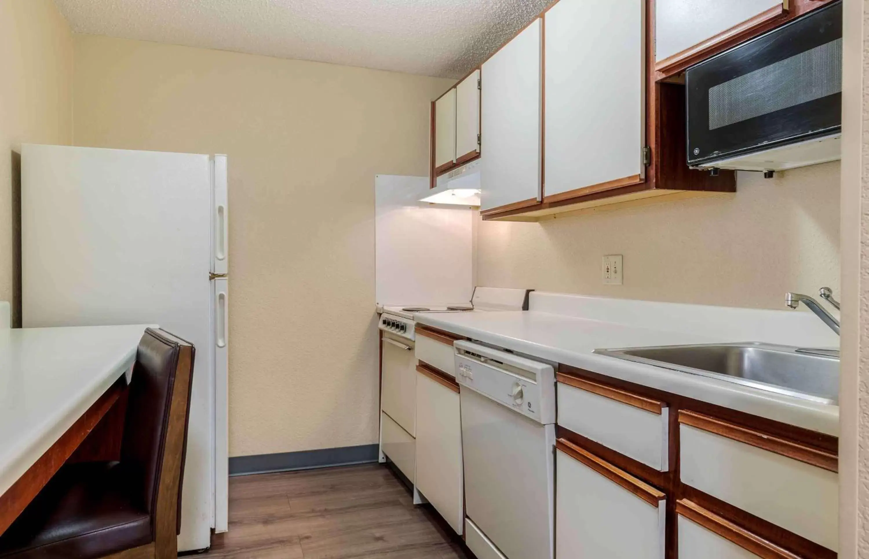 Bedroom, Kitchen/Kitchenette in Extended Stay America Select Suites - Dallas - Las Colinas - Meadow Creek Dr