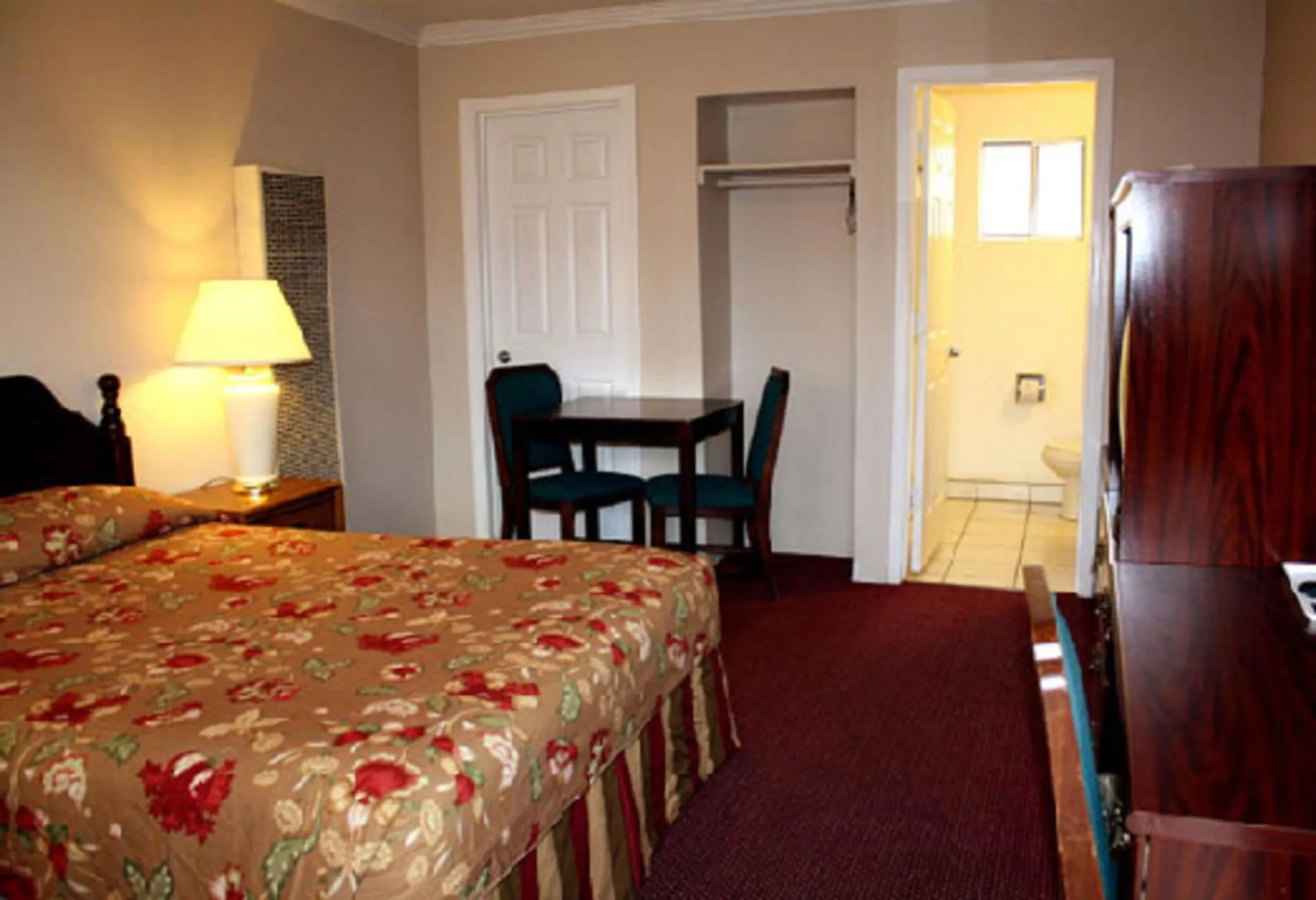 Bedroom, Bed in Sunset Inn and Suites West Sacramento