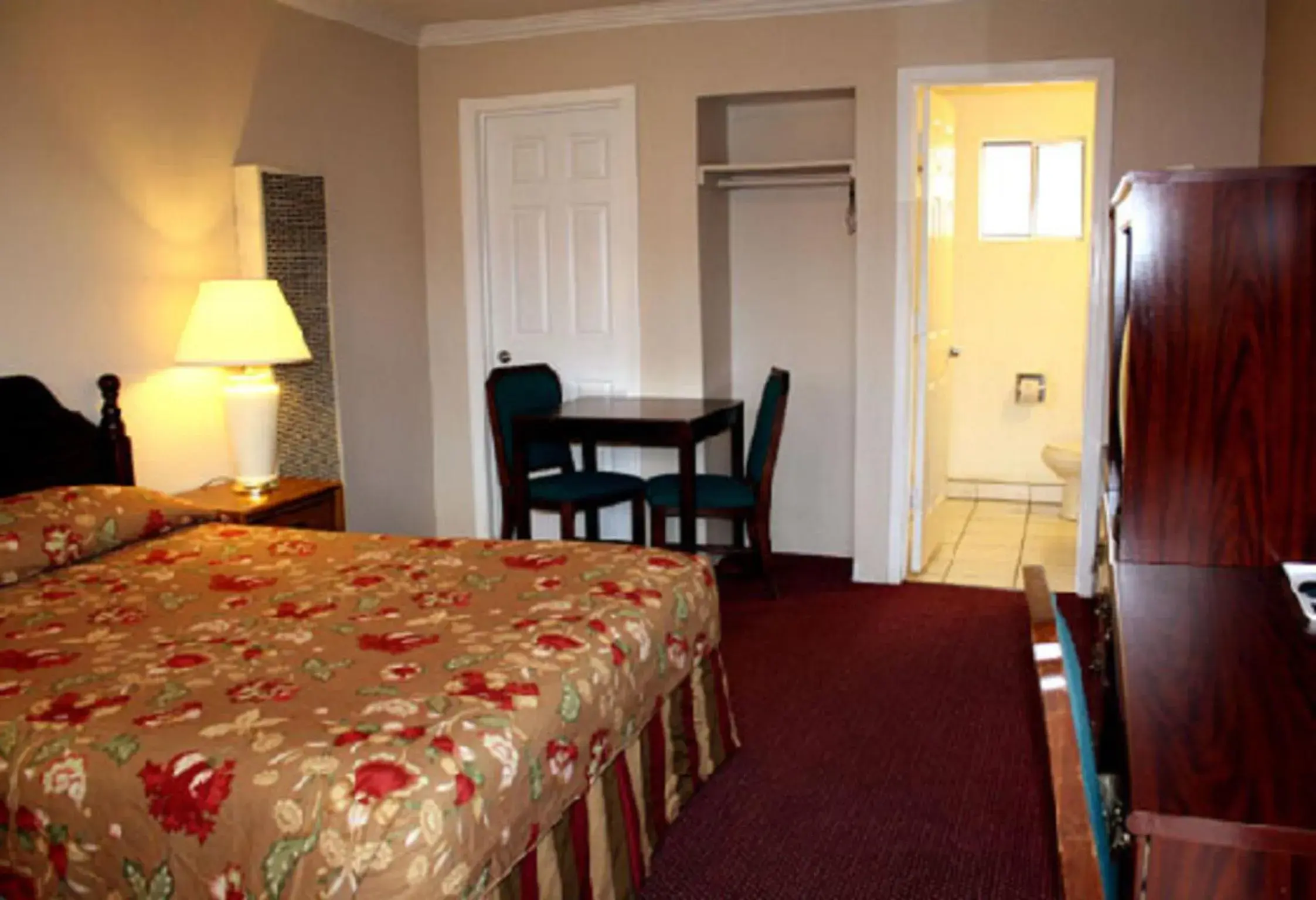 Bedroom, Bed in Sunset Inn and Suites West Sacramento Bedroom, Bed in Sunset Inn and Suites West Sacramento