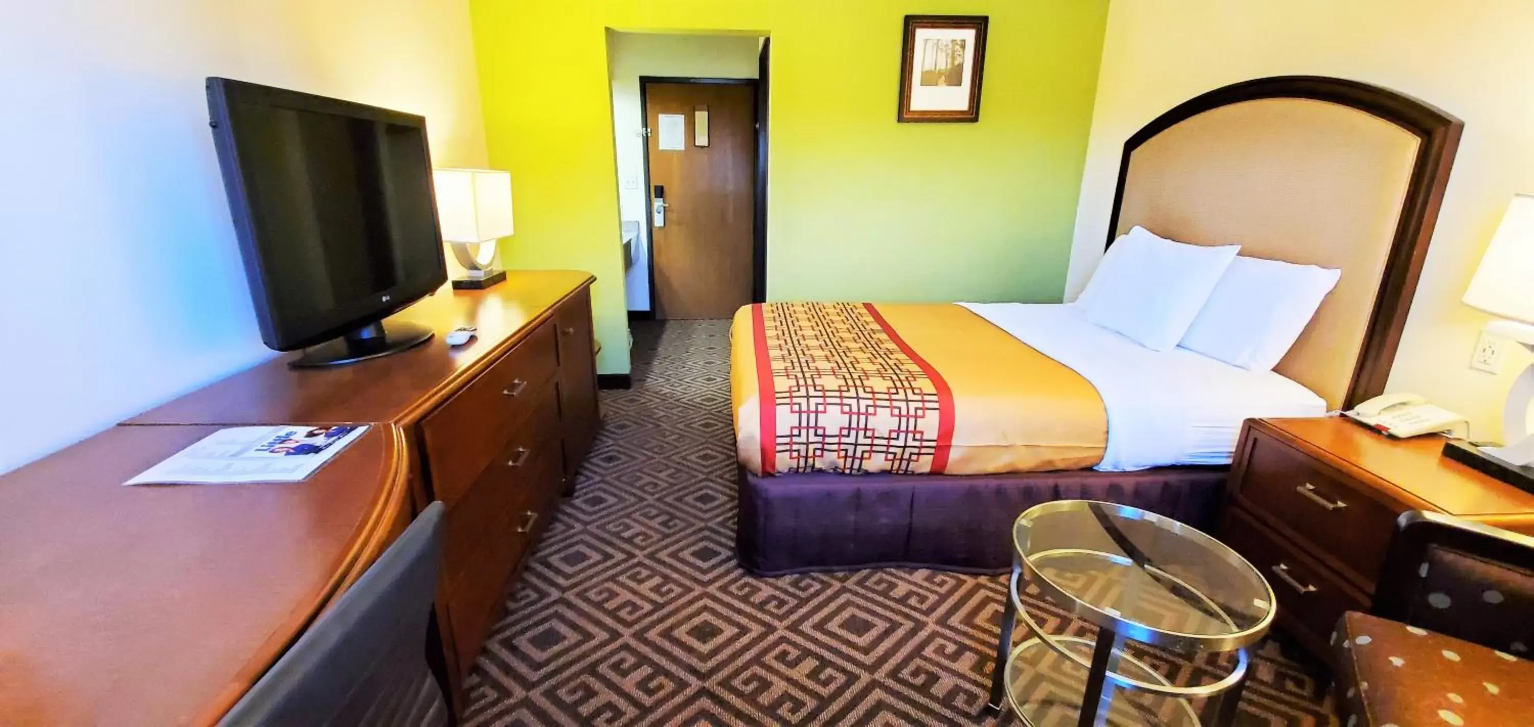 Photo of the whole room, Bed in Travel Inn and Suites