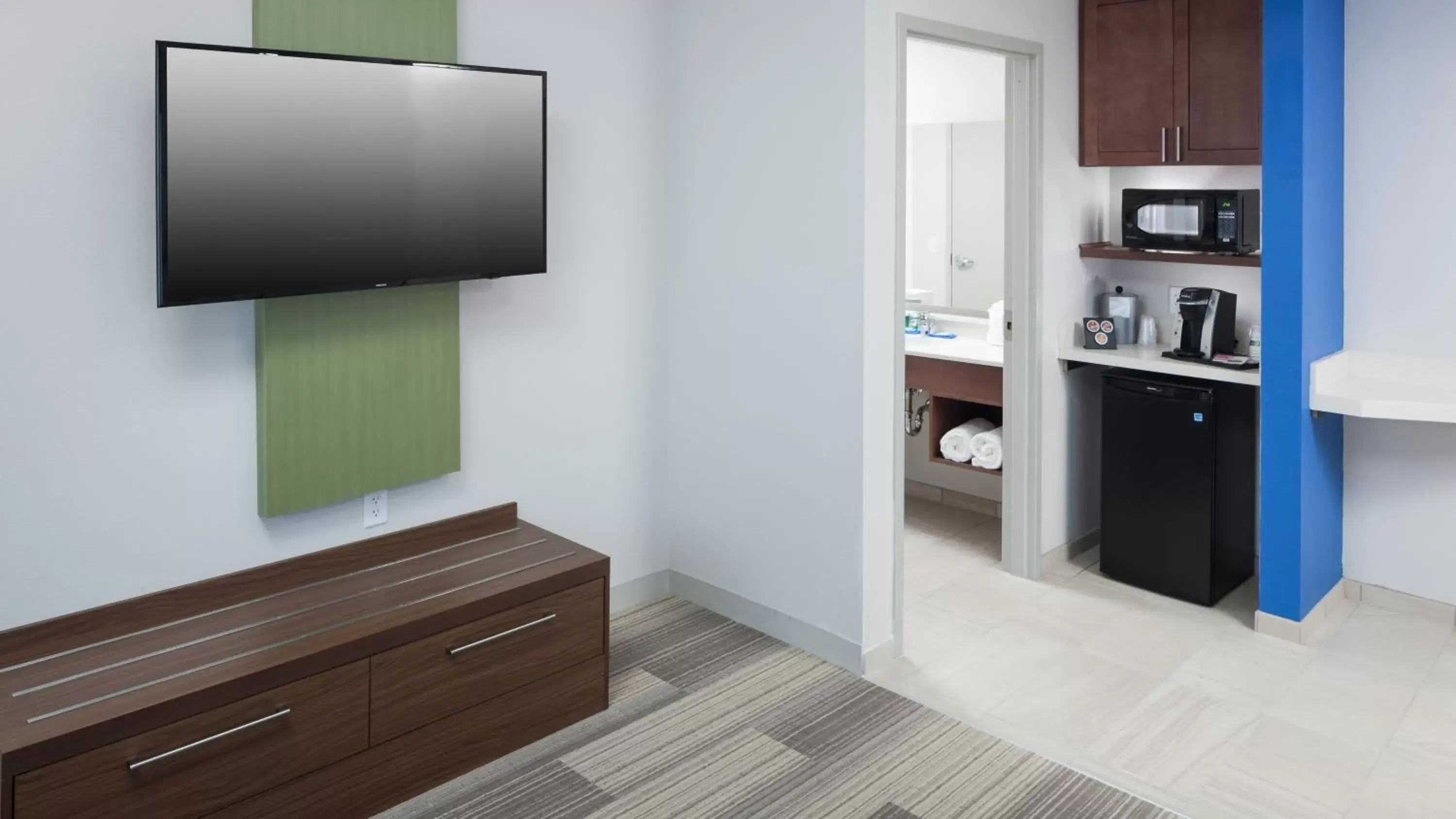 Photo of the whole room, TV/Entertainment Center in Holiday Inn Express & Suites - Orlando At Seaworld, an IHG Hotel