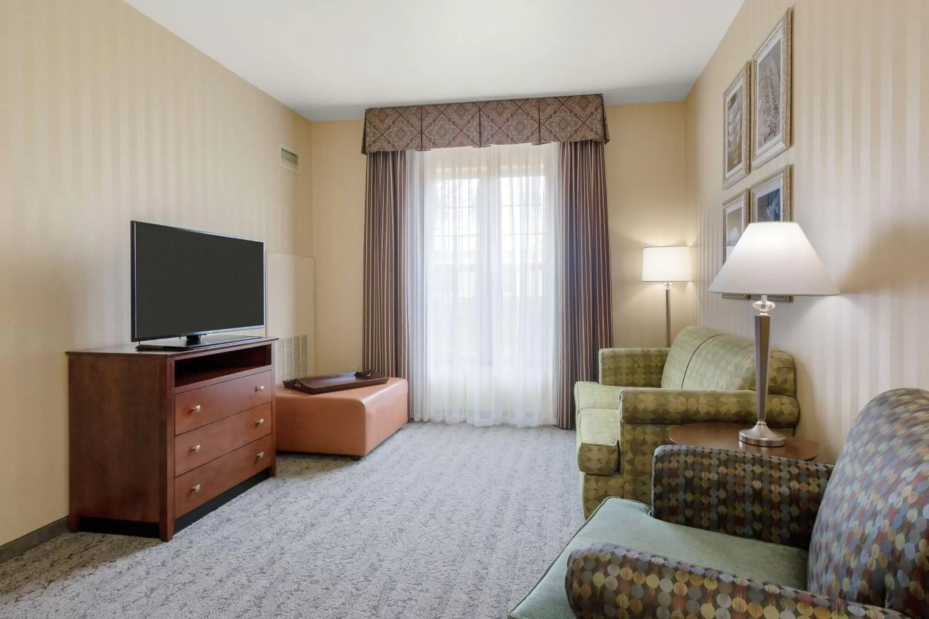 Bedroom, TV/Entertainment Center in Homewood Suites by Hilton Sacramento Airport-Natomas