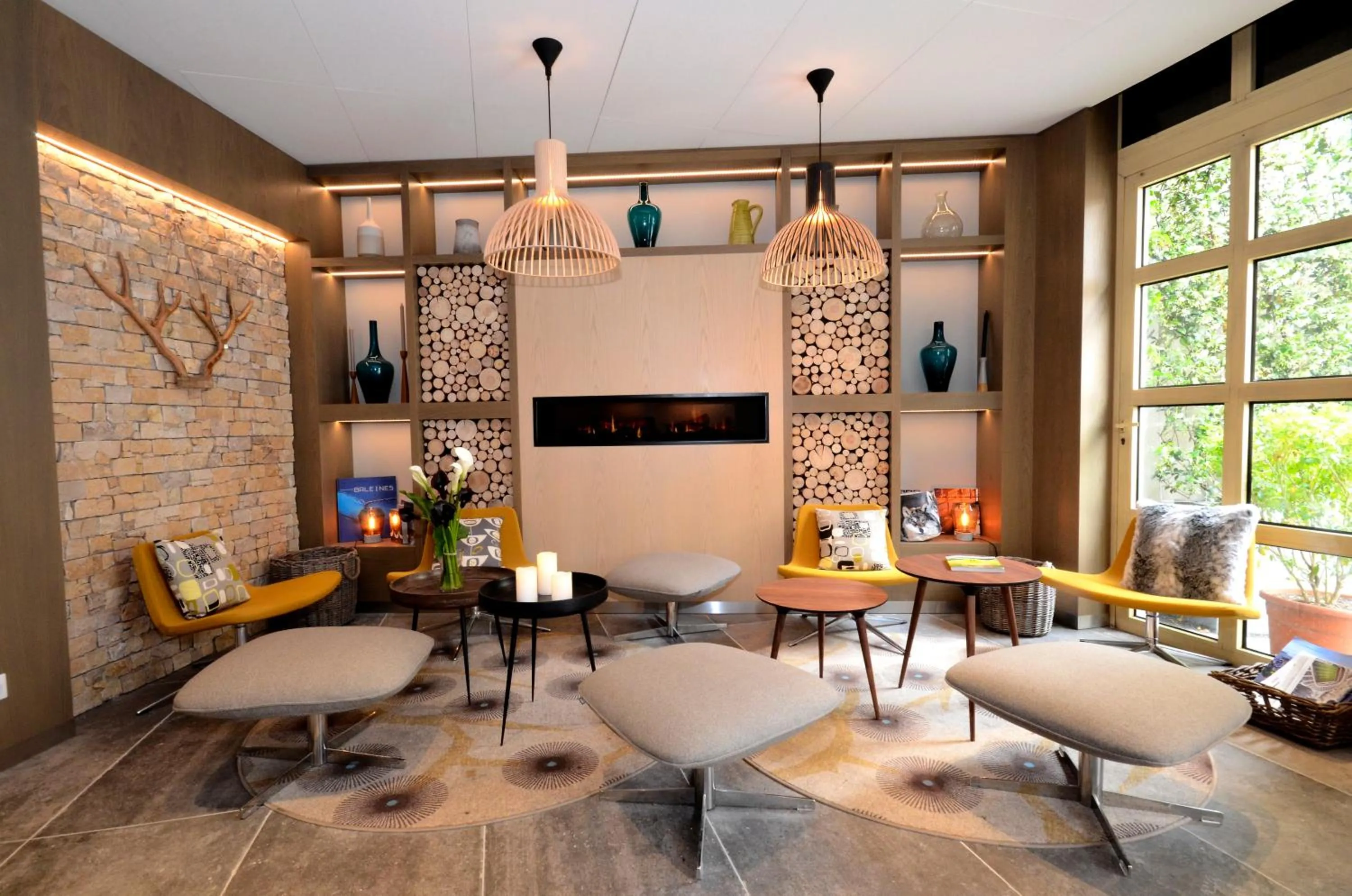 Communal lounge/ TV room in Green hotels Confort Paris 13