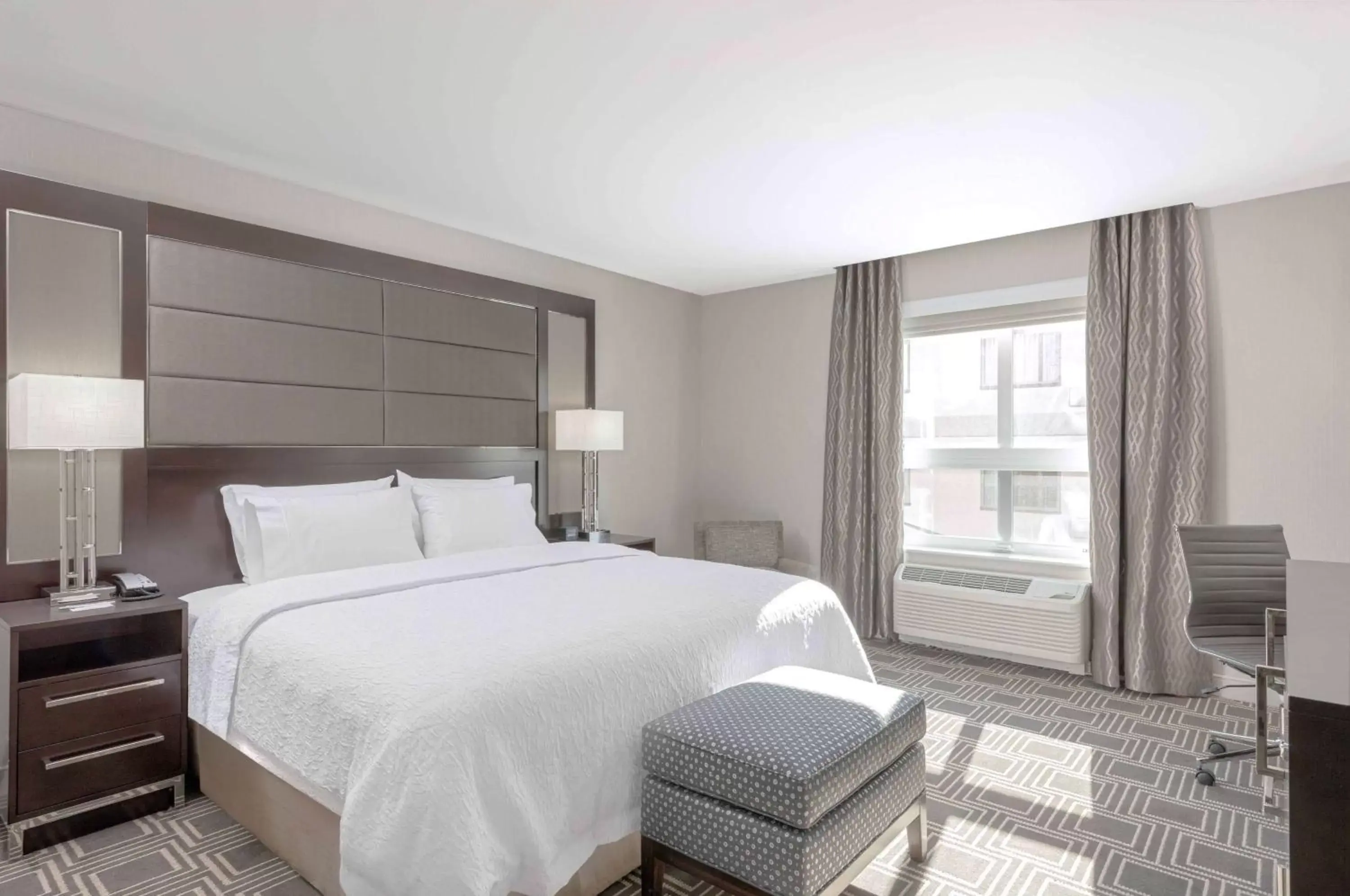 Bed in Hampton Inn & Suites-Worcester, MA