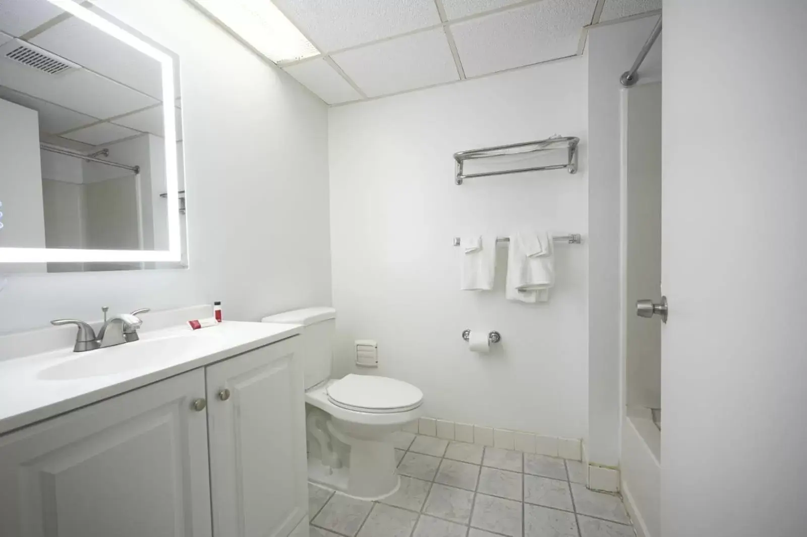 Bathroom in Greenwoods inn & Suites