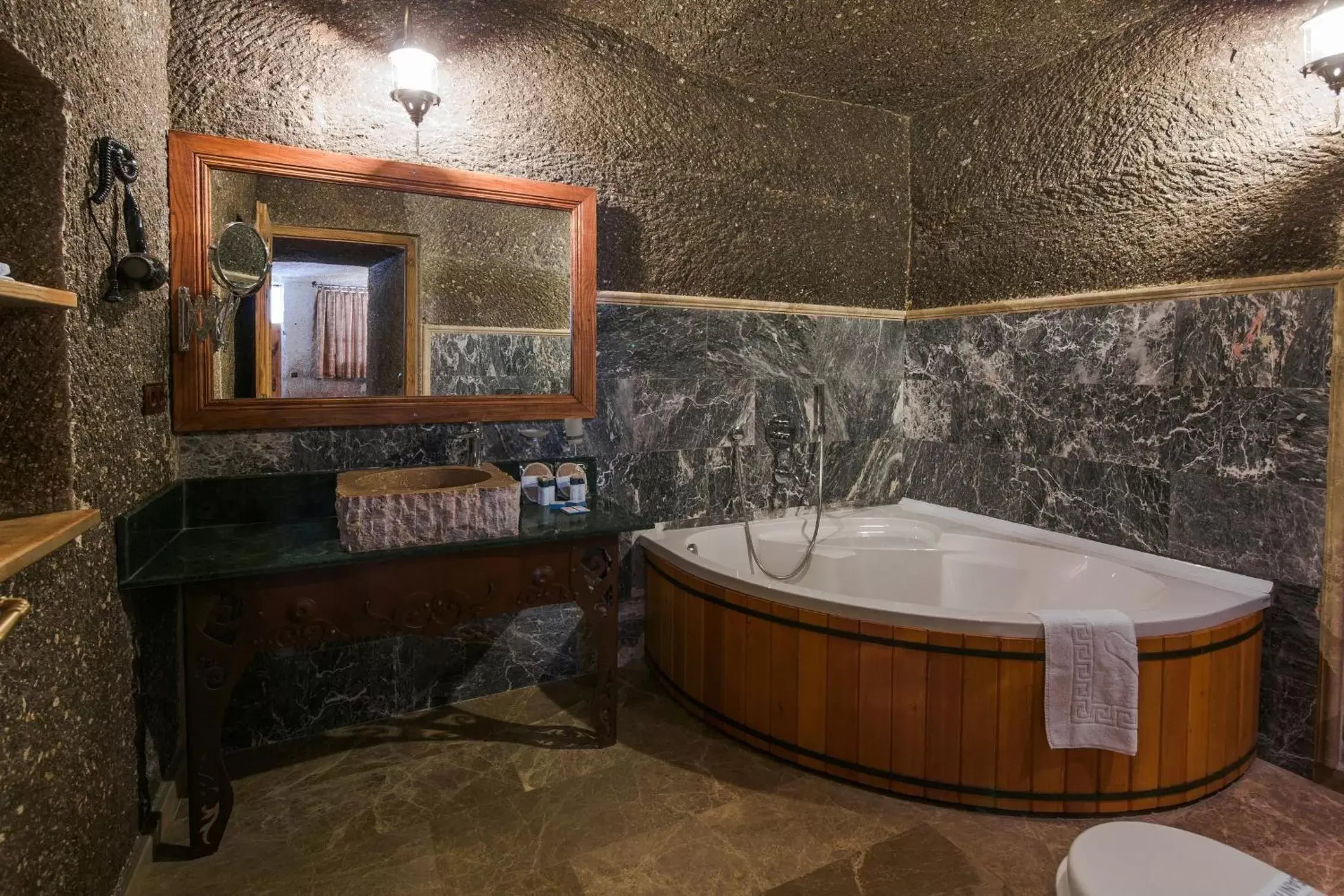 Hot Tub, Bathroom in Lunar Cappadocia Hotel