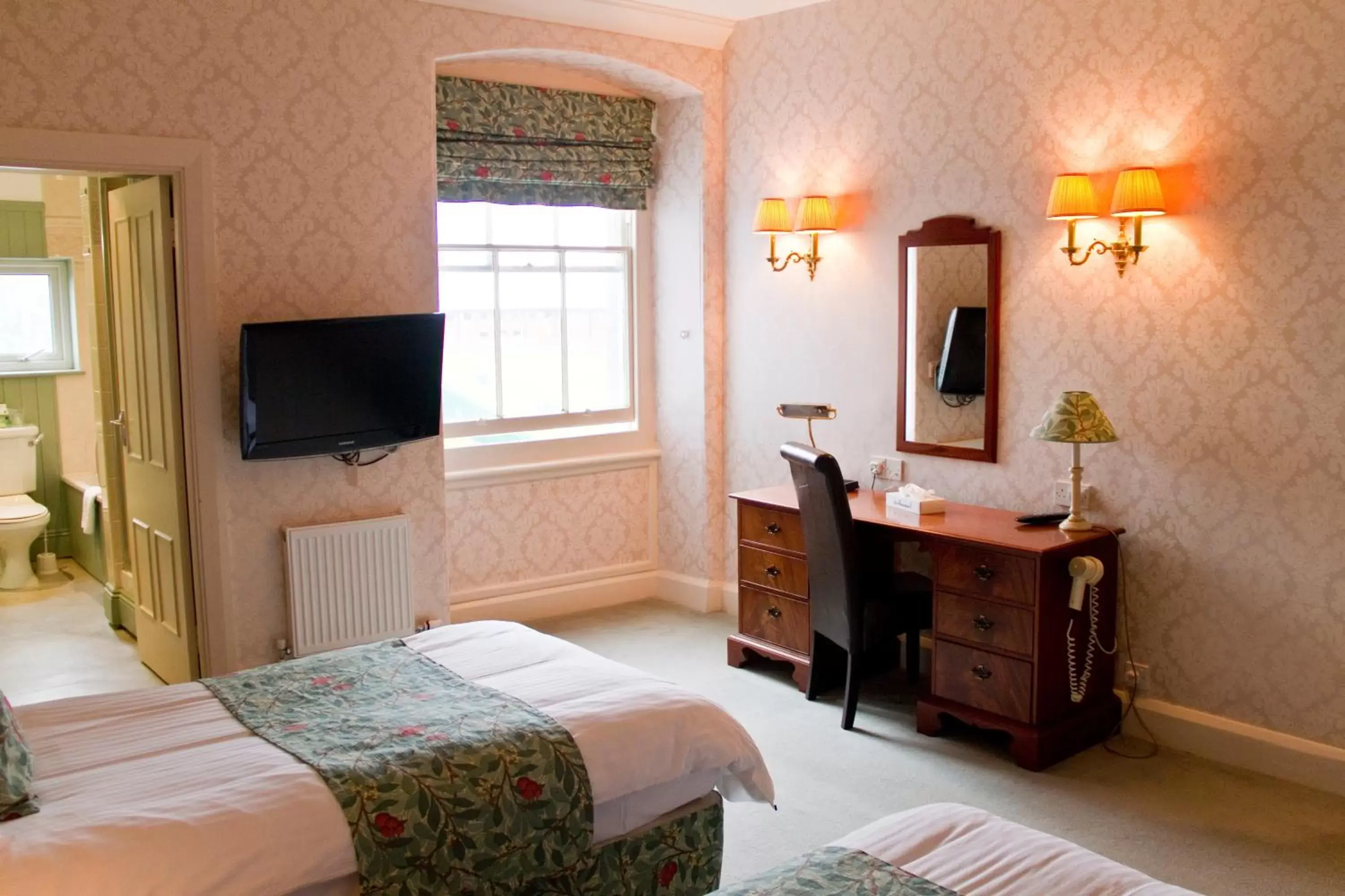 Bedroom, TV/Entertainment Center in Duke Of Cornwall Hotel