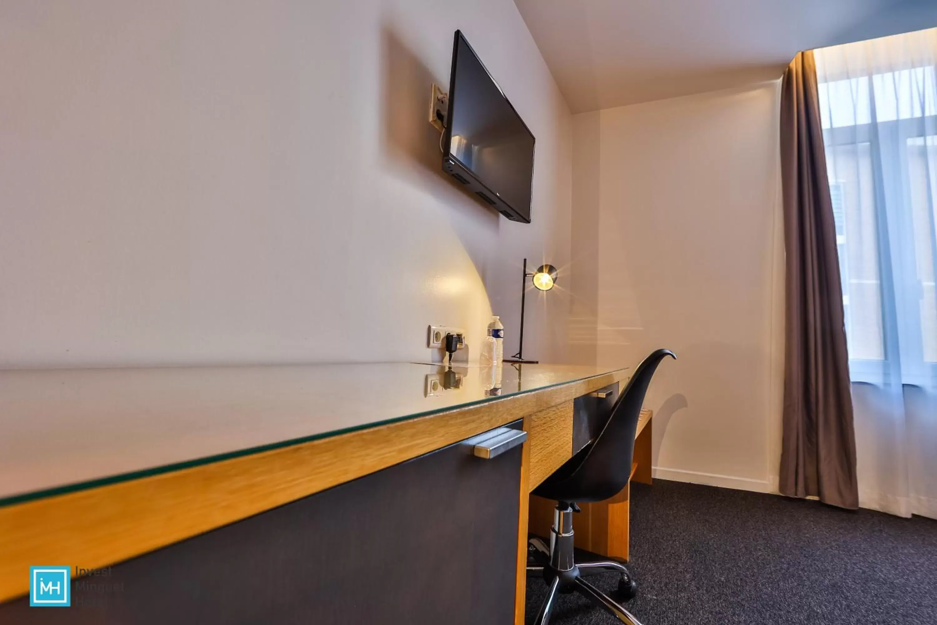 Bedroom, TV/Entertainment Center in Hotel De La Couronne Liege