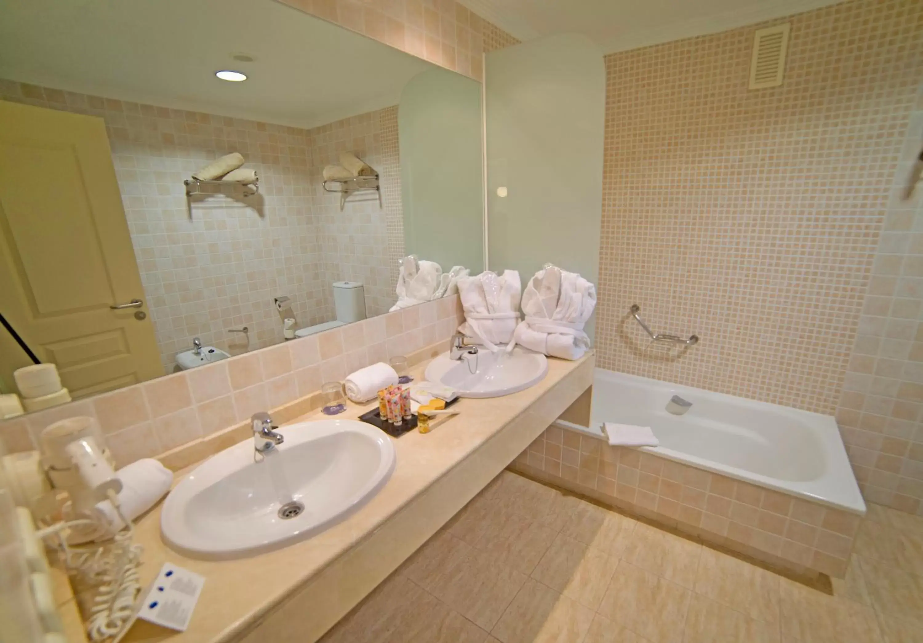 Bathroom in Holiday World RIWO Hotel.