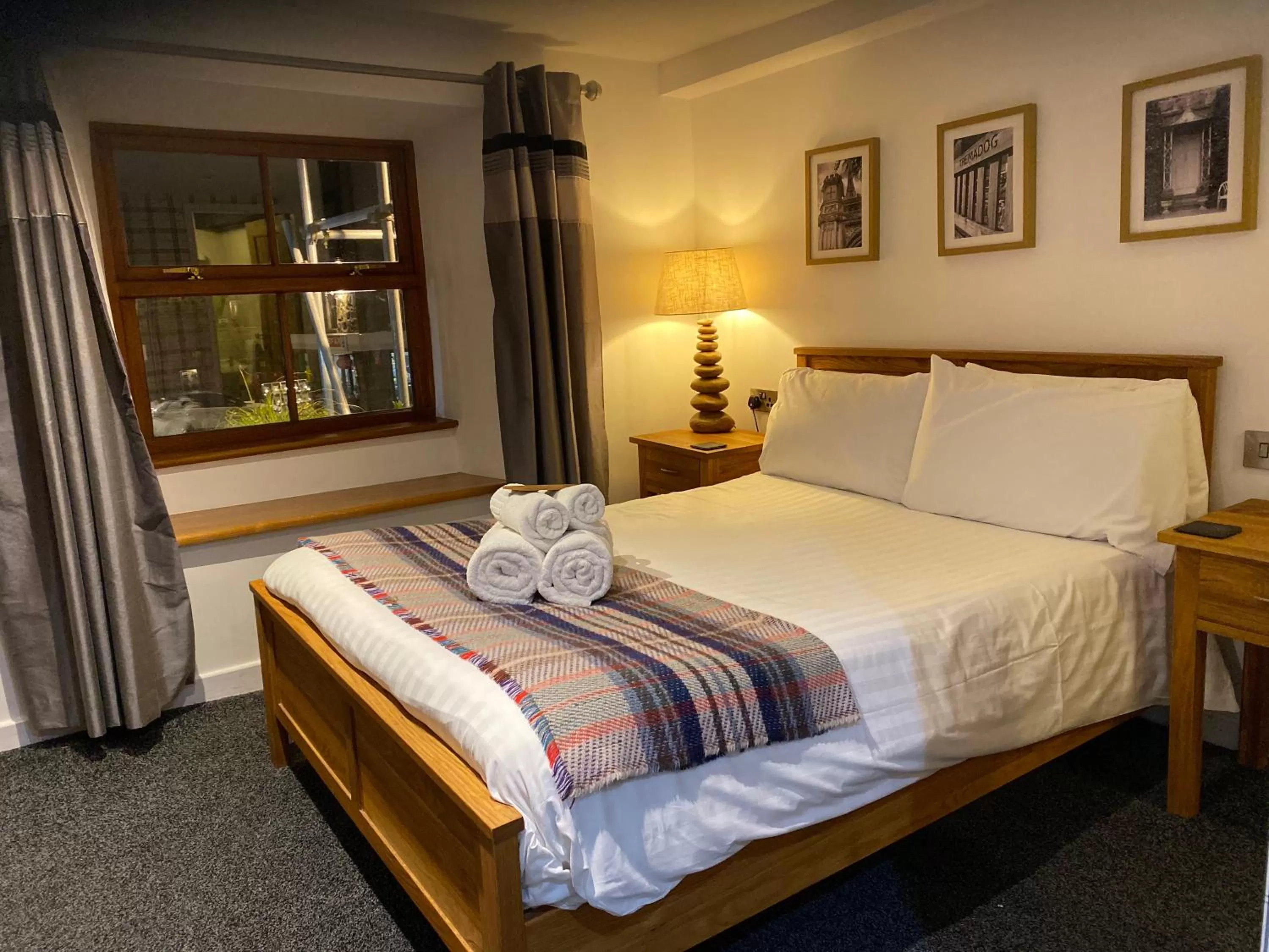 Bed in The Golden Fleece Inn