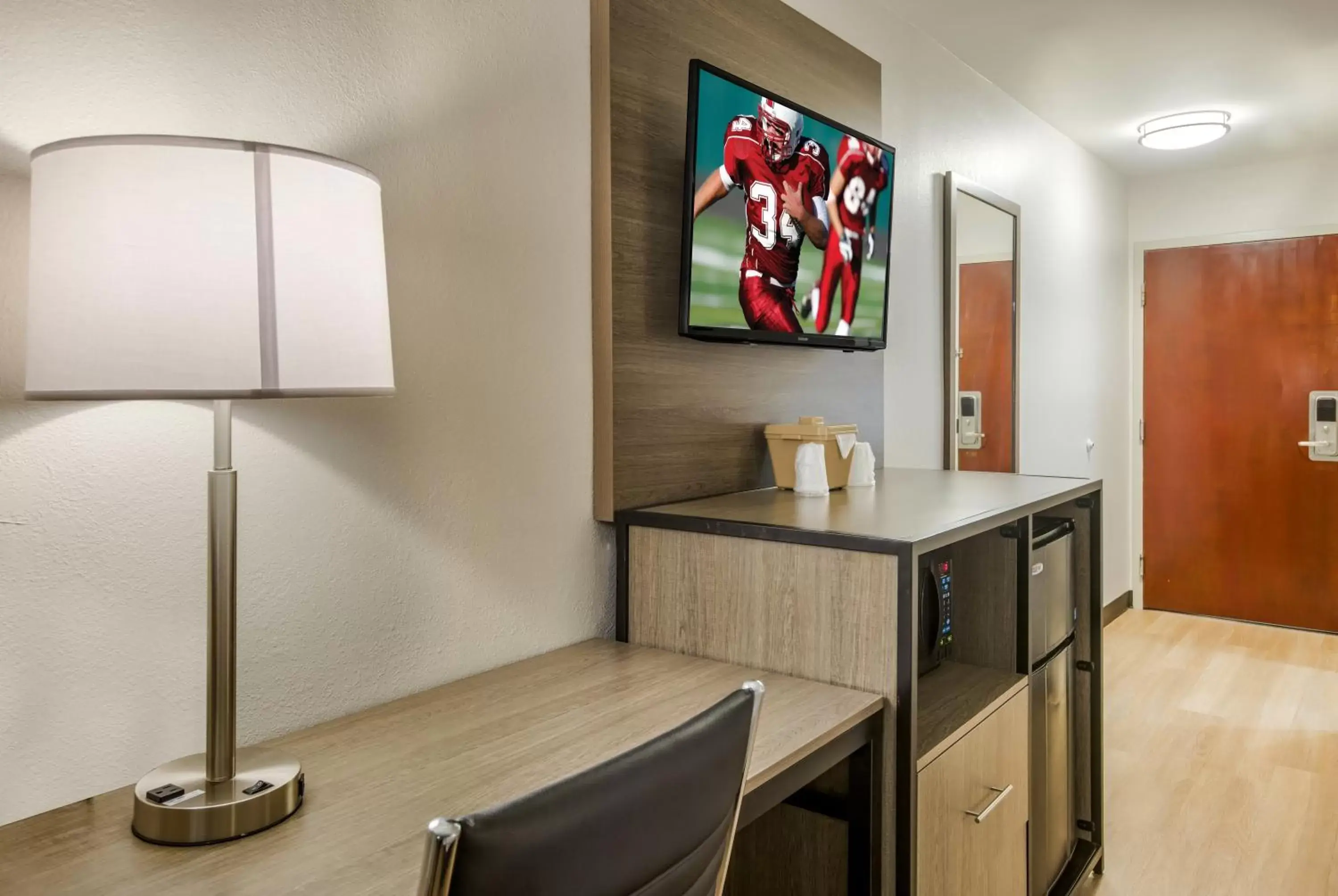 Photo of the whole room, TV/Entertainment Center in Red Roof Inn PLUS+ & Suites Savannah – I-95