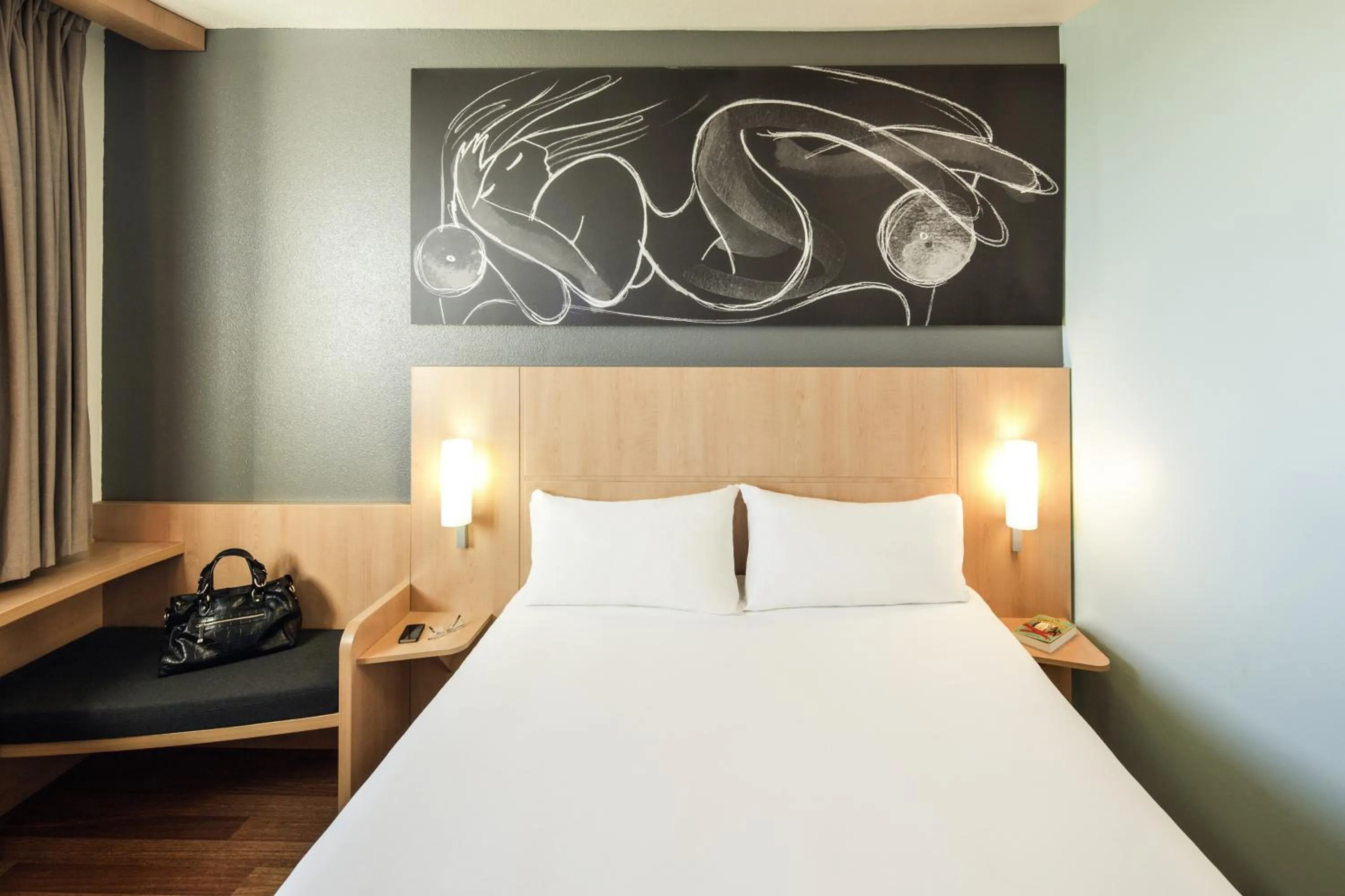 Bed in Ibis Barcelona Meridiana