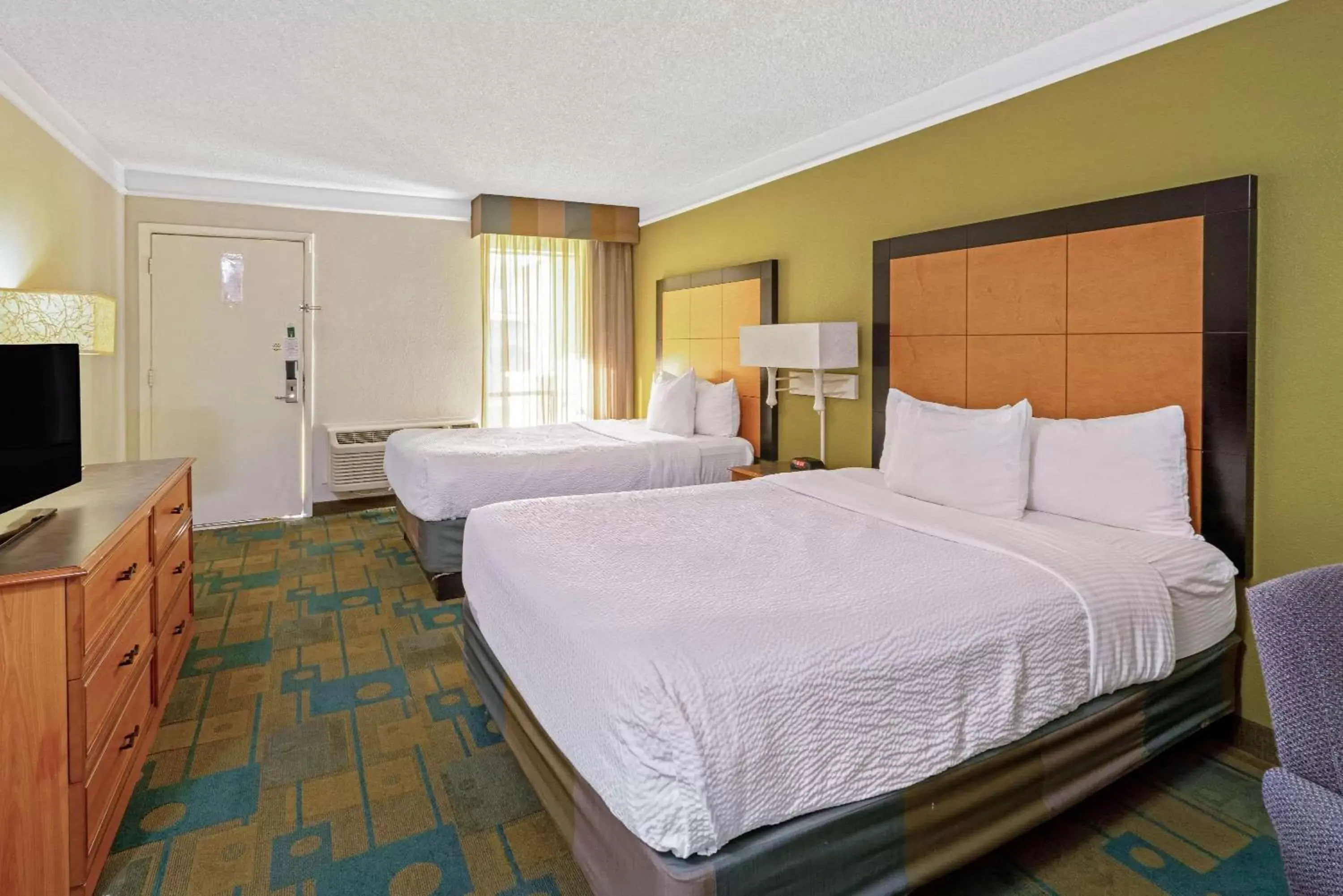 Photo of the whole room, Bed in La Quinta Inn by Wyndham Phoenix North