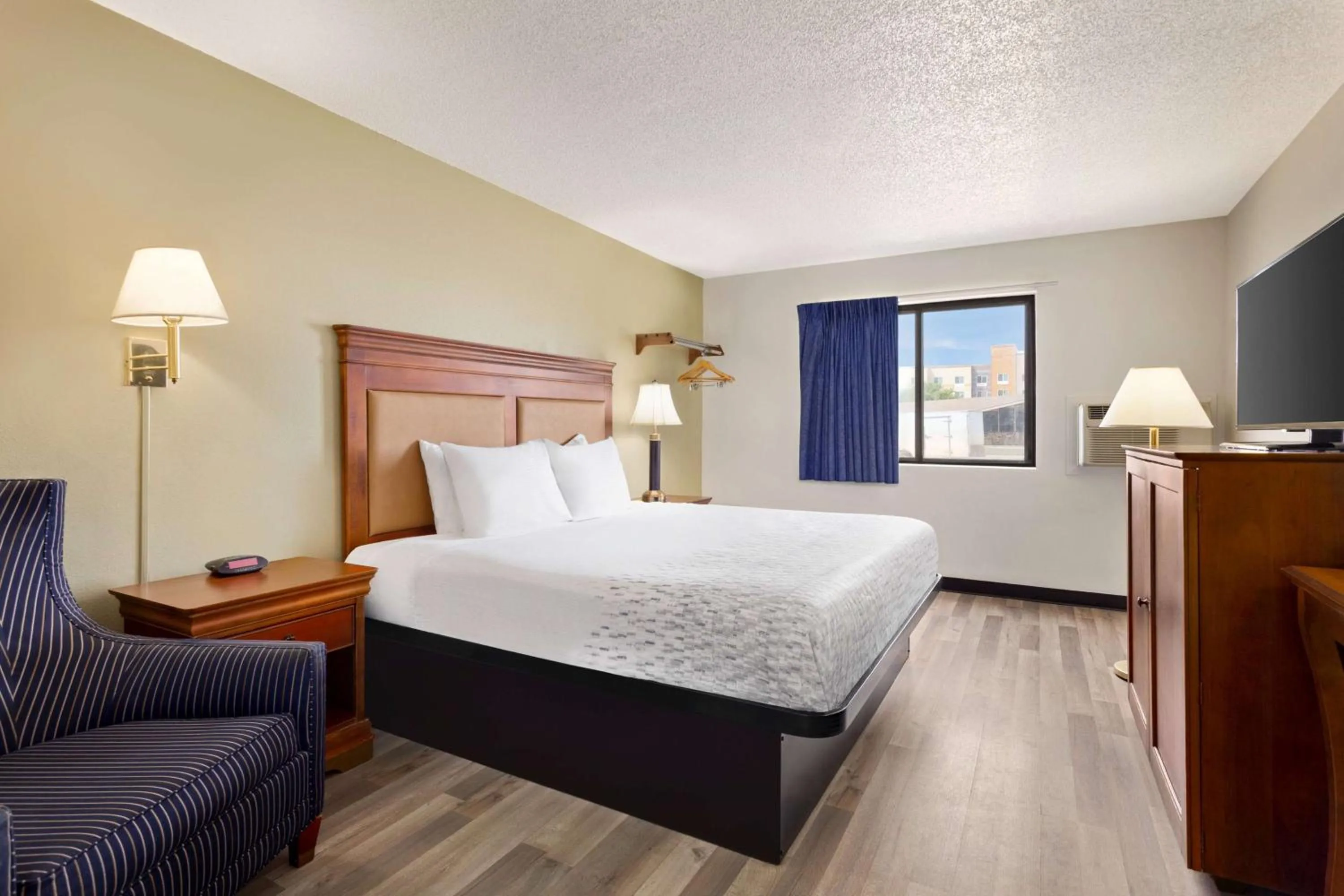 Photo of the whole room, Bed in Baymont by Wyndham Hutchinson